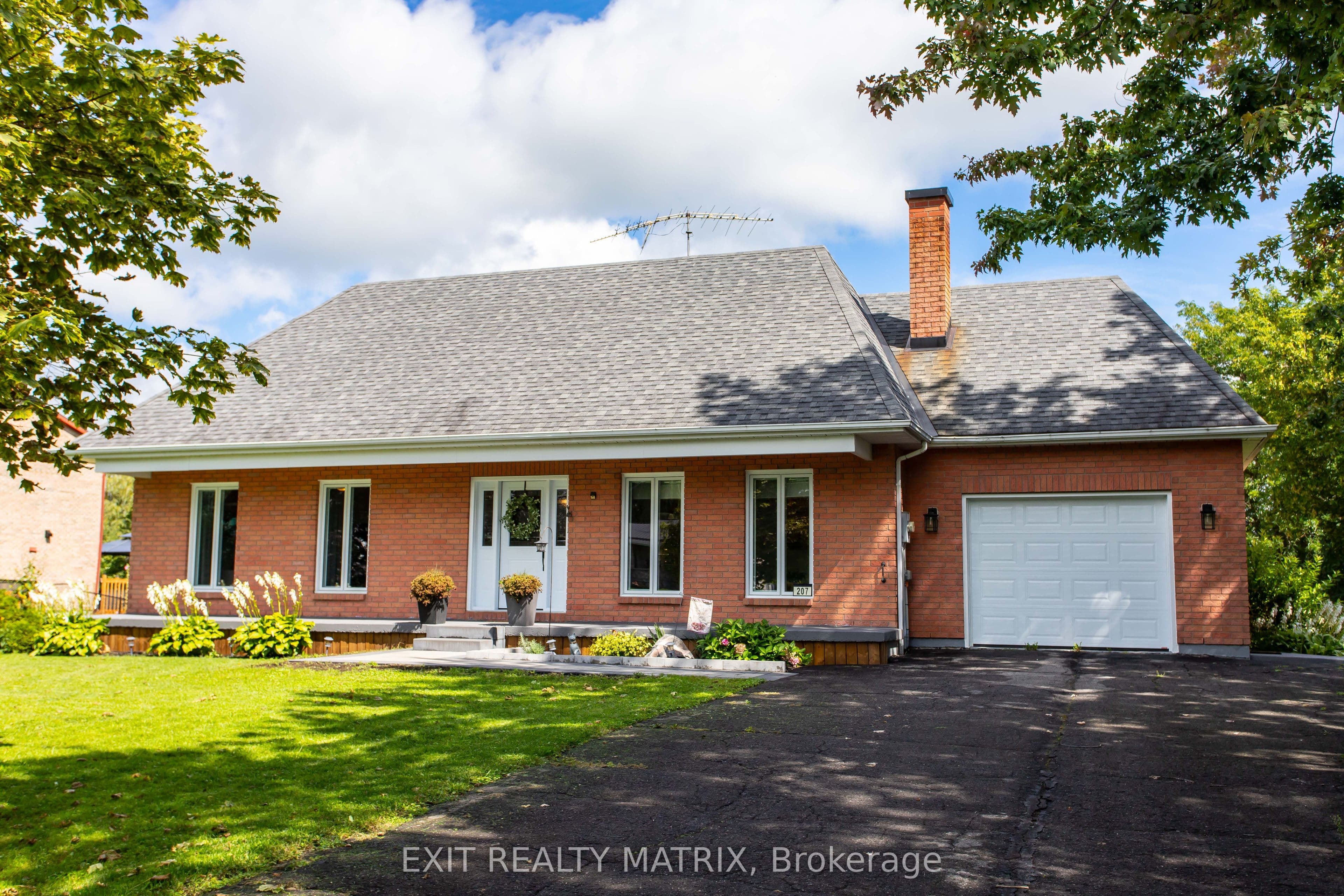 207 Marion Street photo 1