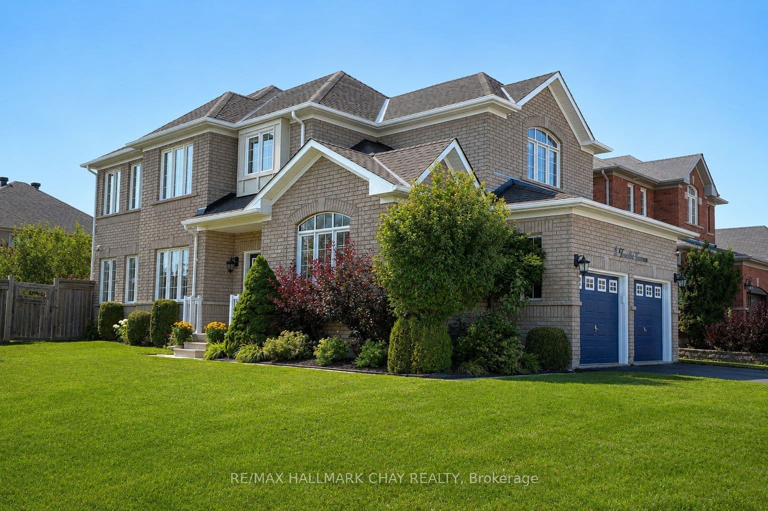 2 Versailles Crescent photo 1