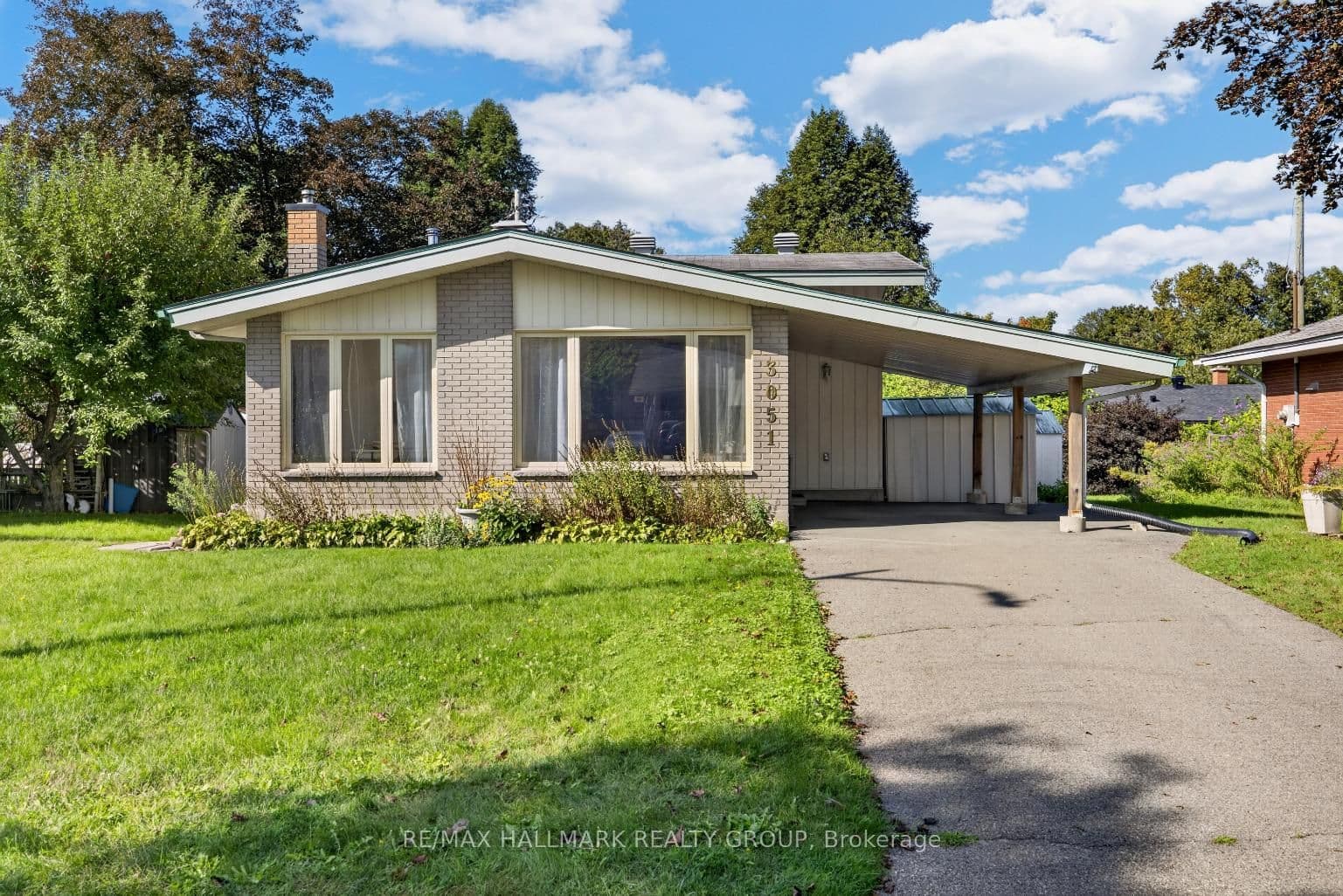 3051 Cowan Crescent photo 1