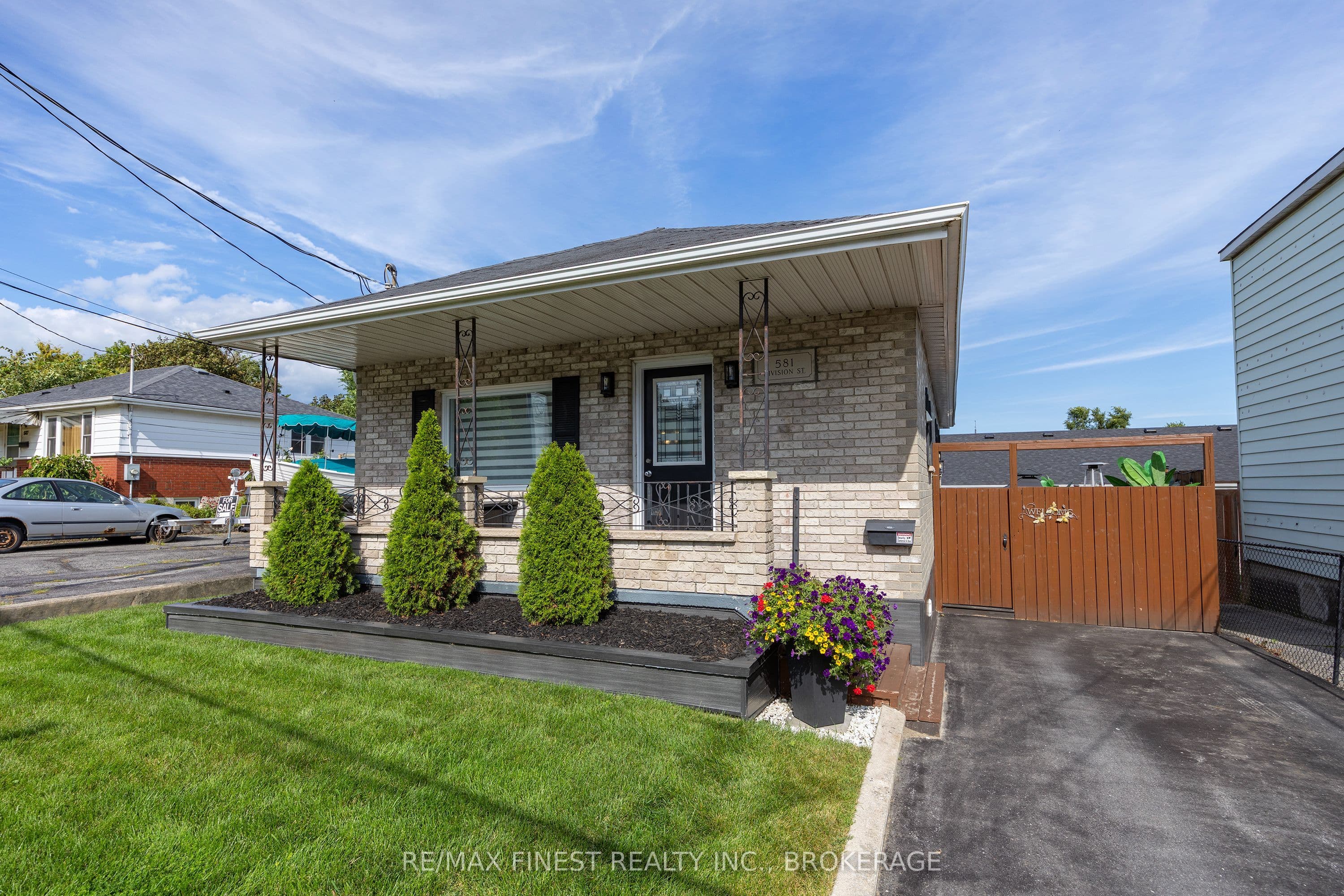 581 Division Street photo 1