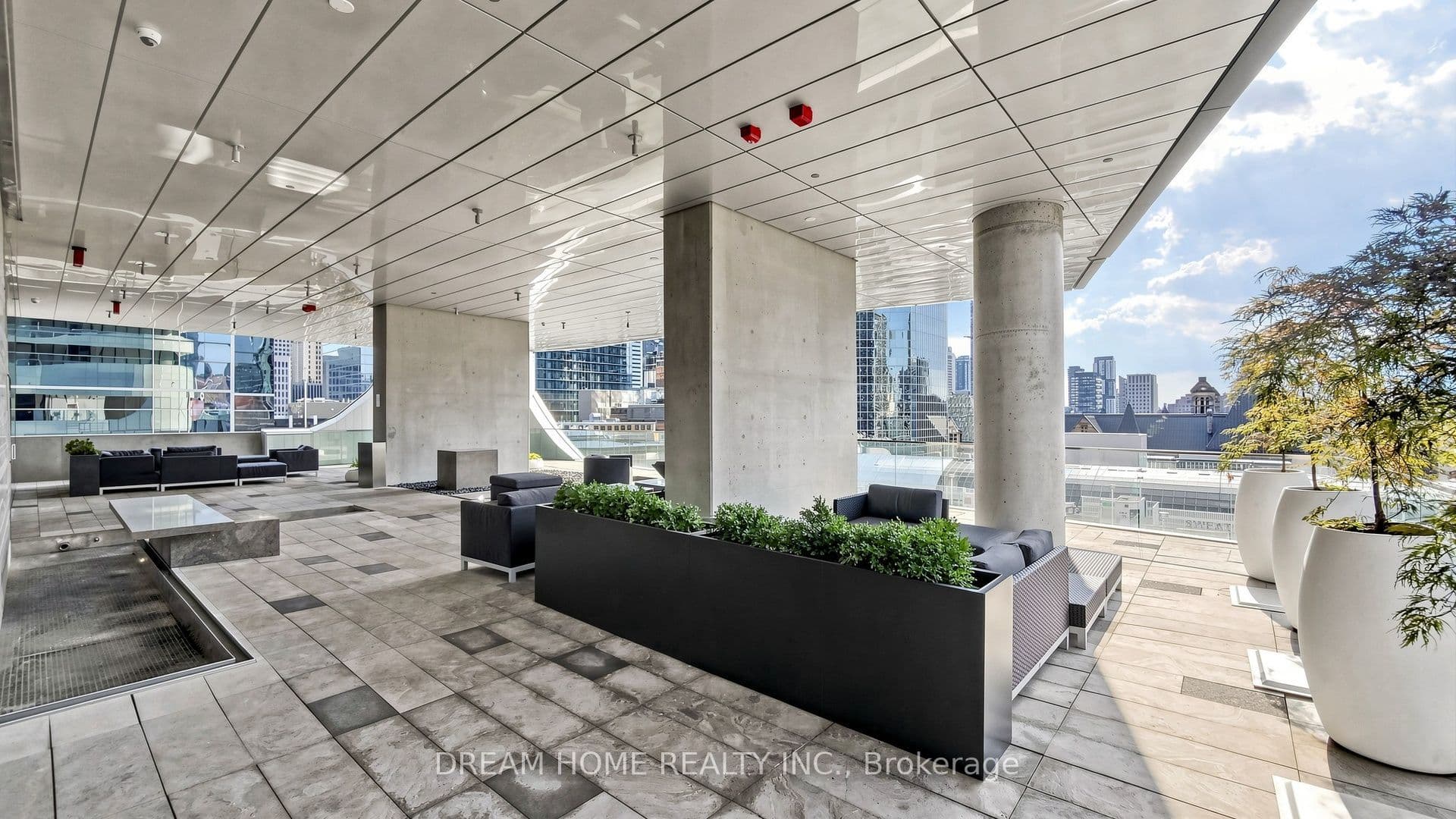 Unit 1701 197 YONGE ST Street photo 1