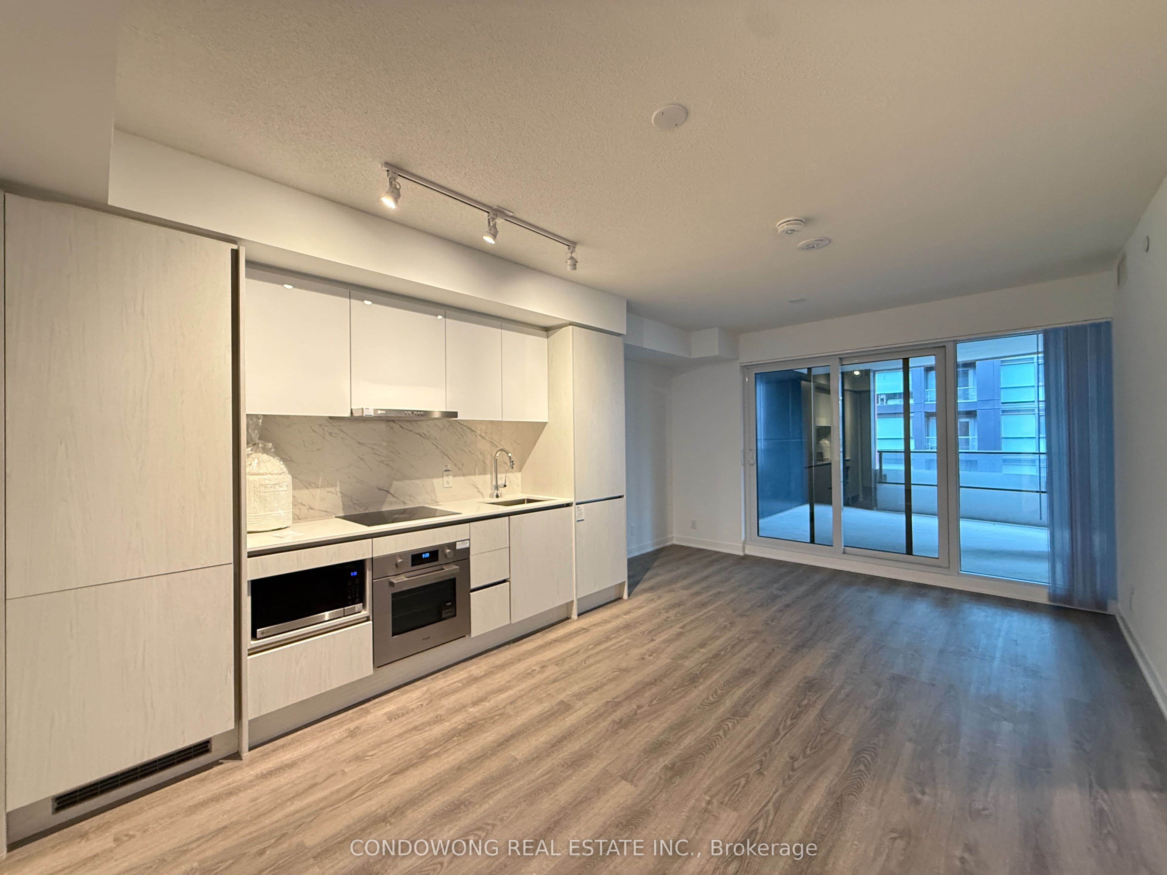 Unit 807 180 Front Street photo 1