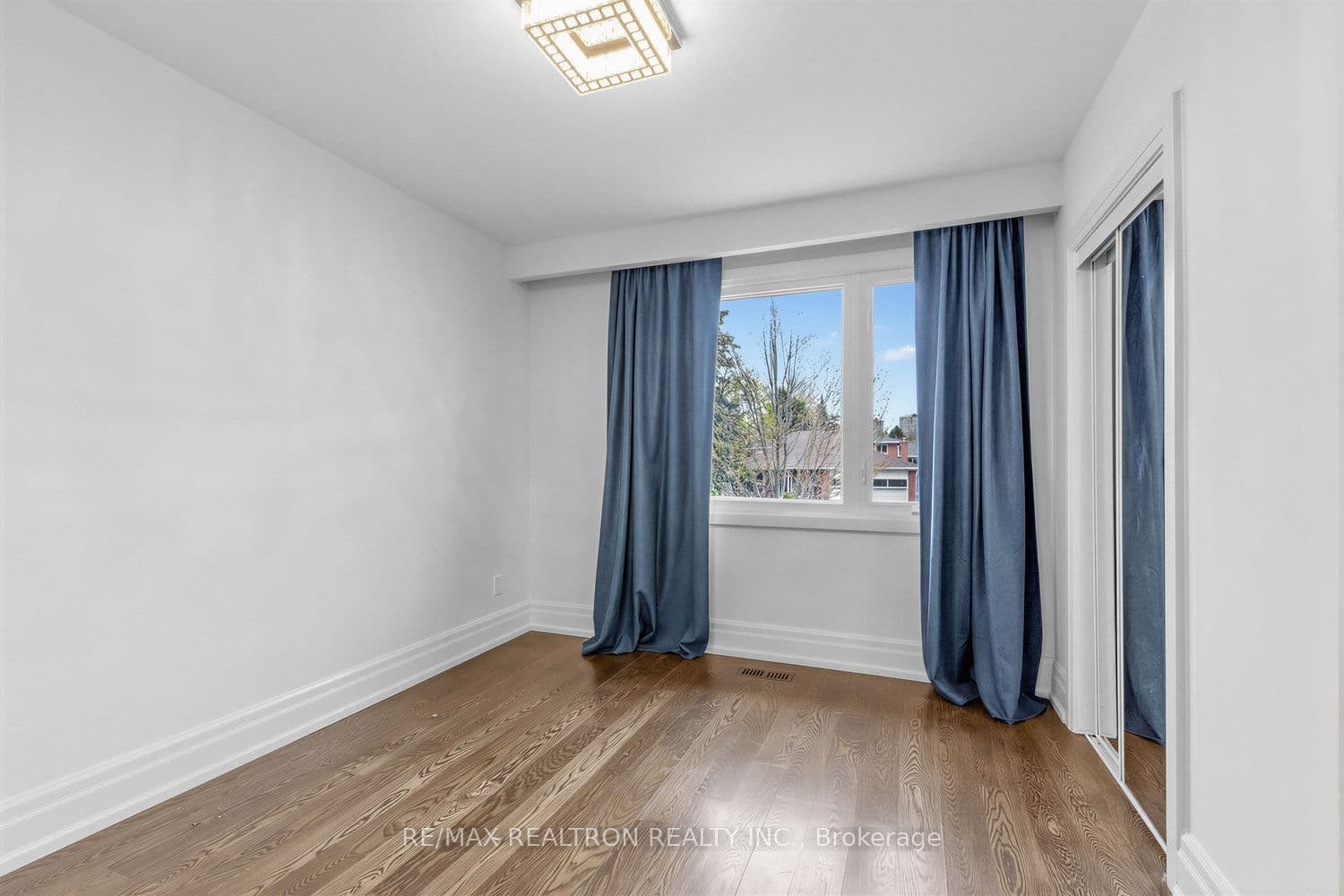 44 Pineway Boulevard photo 1