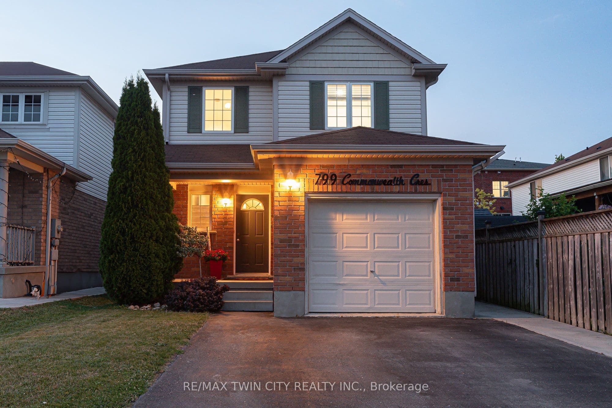 799 Commonwealth Crescent photo 1