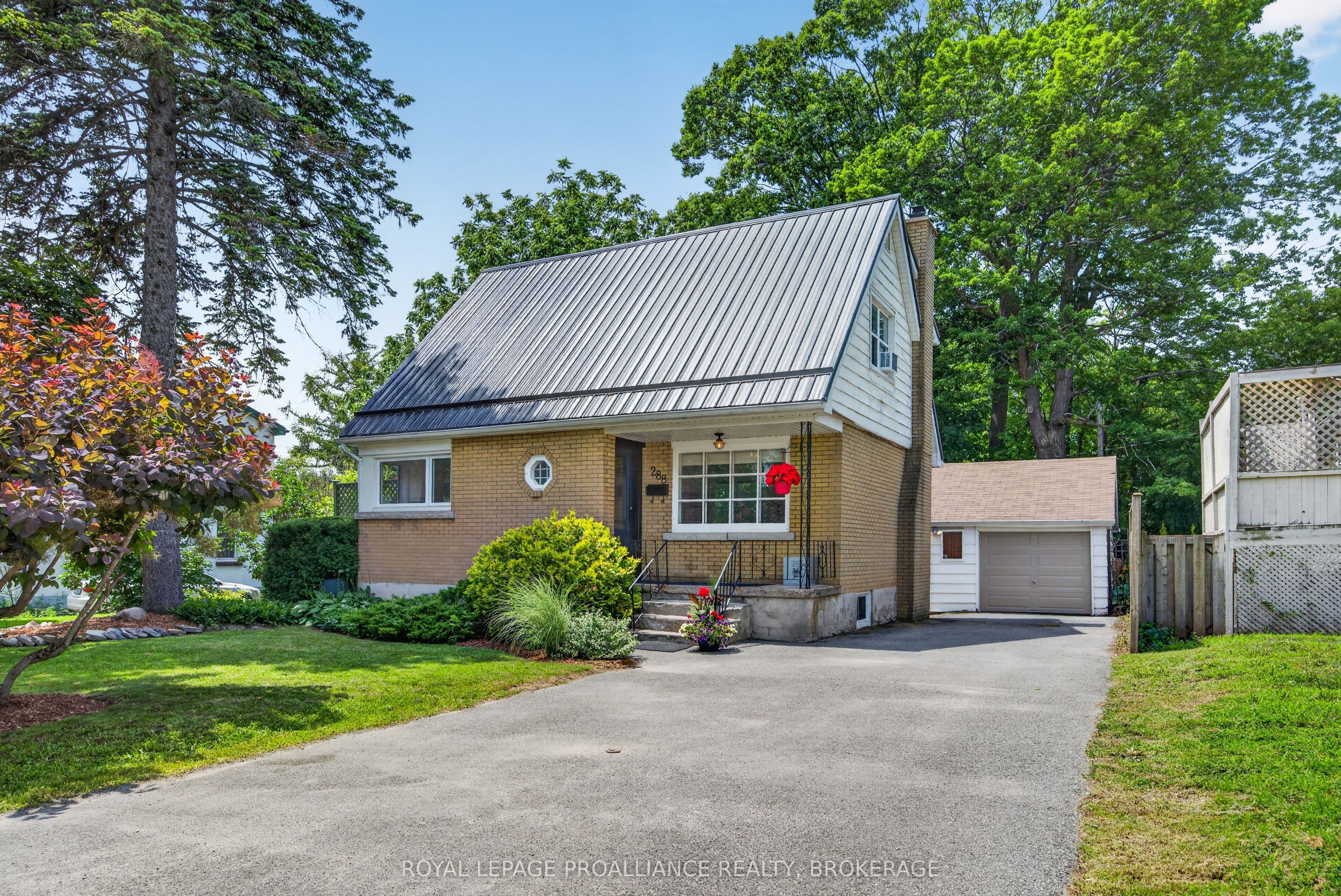 288 Yonge Street photo 1