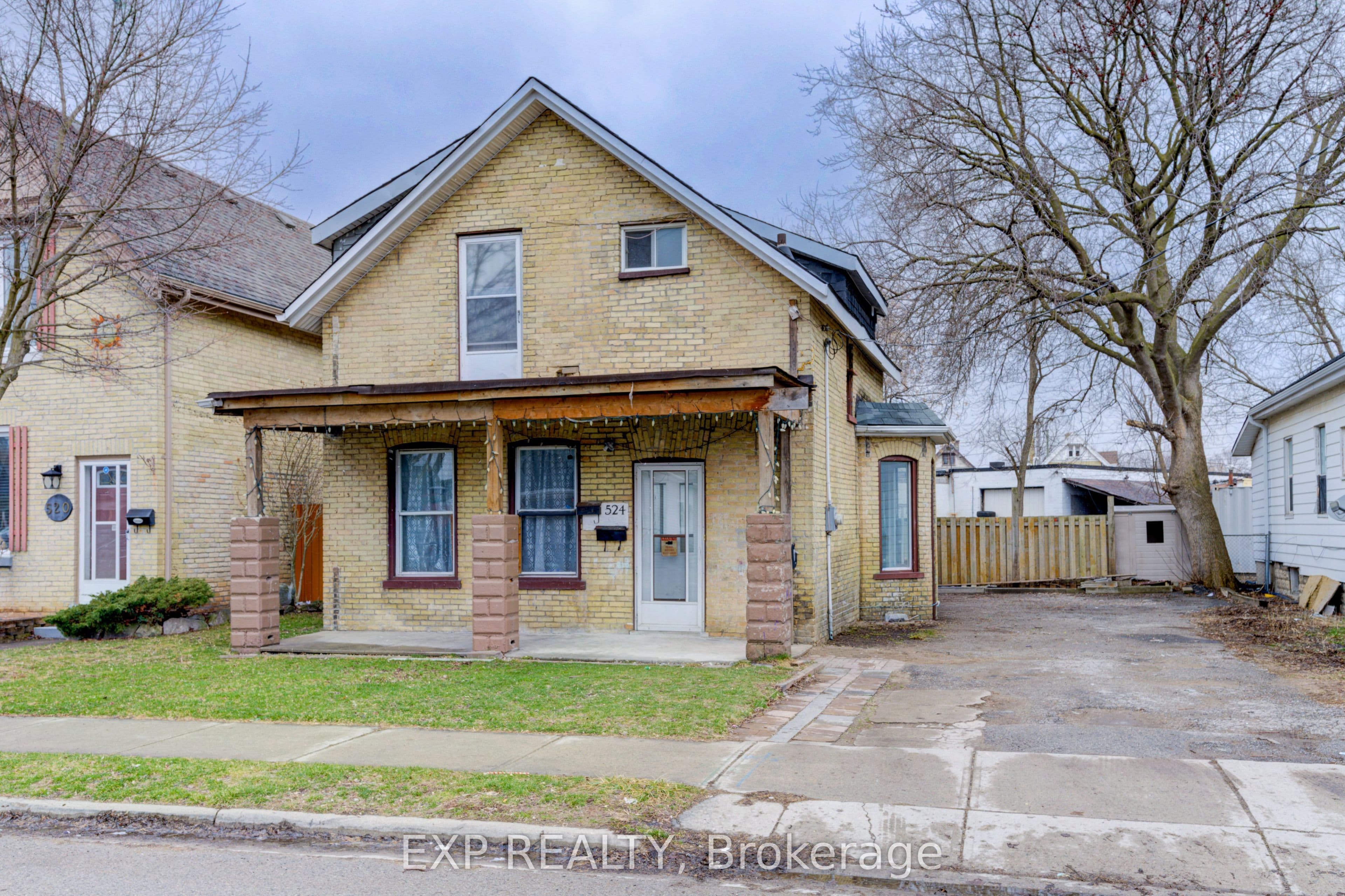524 Simcoe Street photo 1