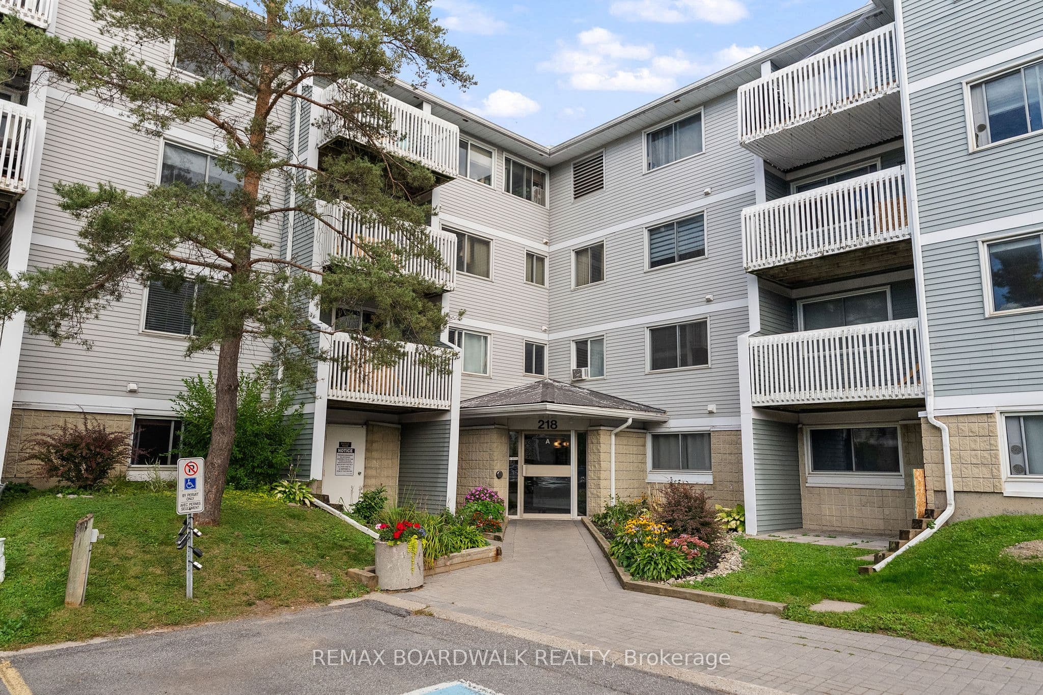 Unit 308 218 Viewmount Drive photo 1