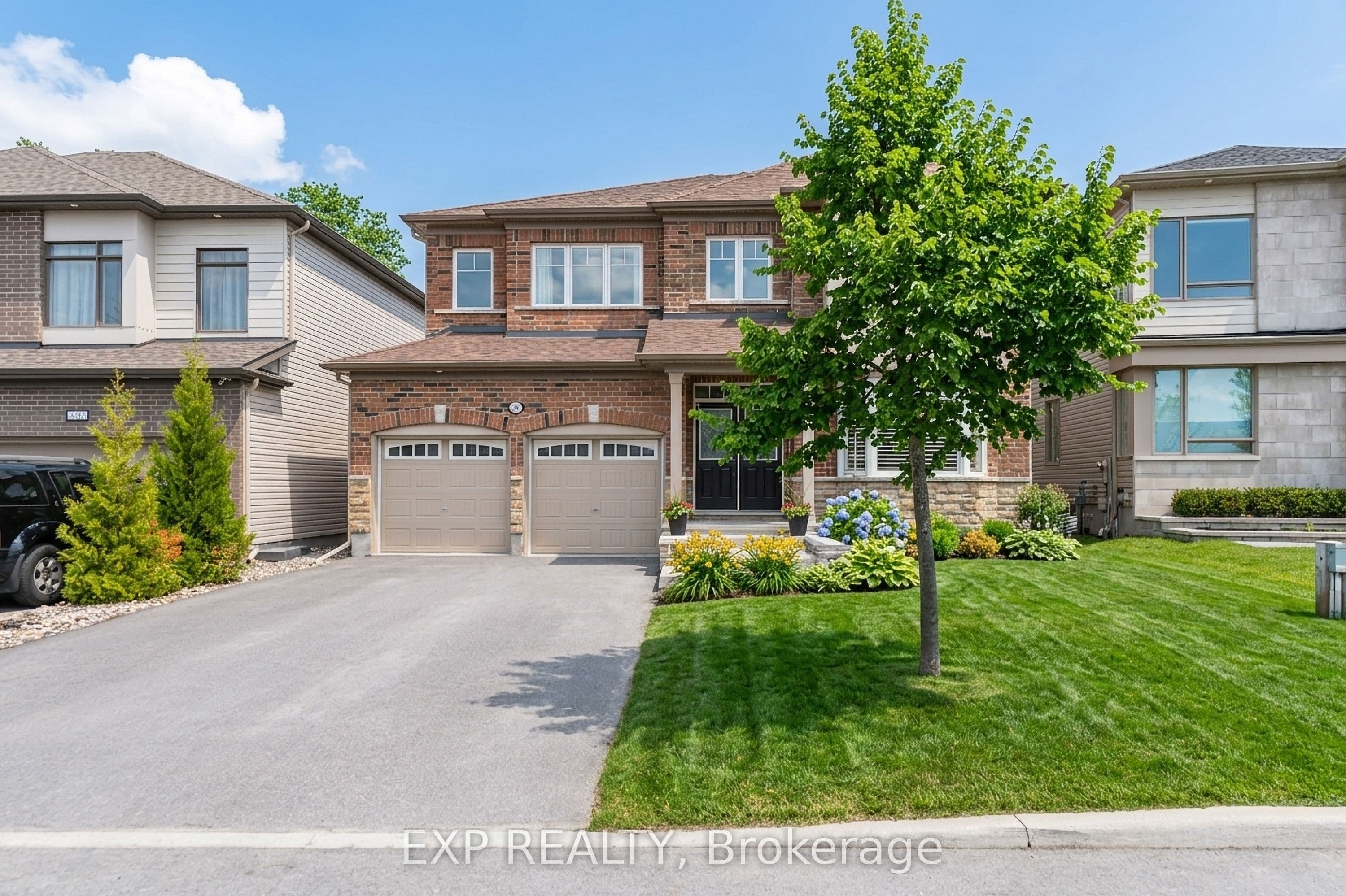 840 Stallion Crescent photo 1