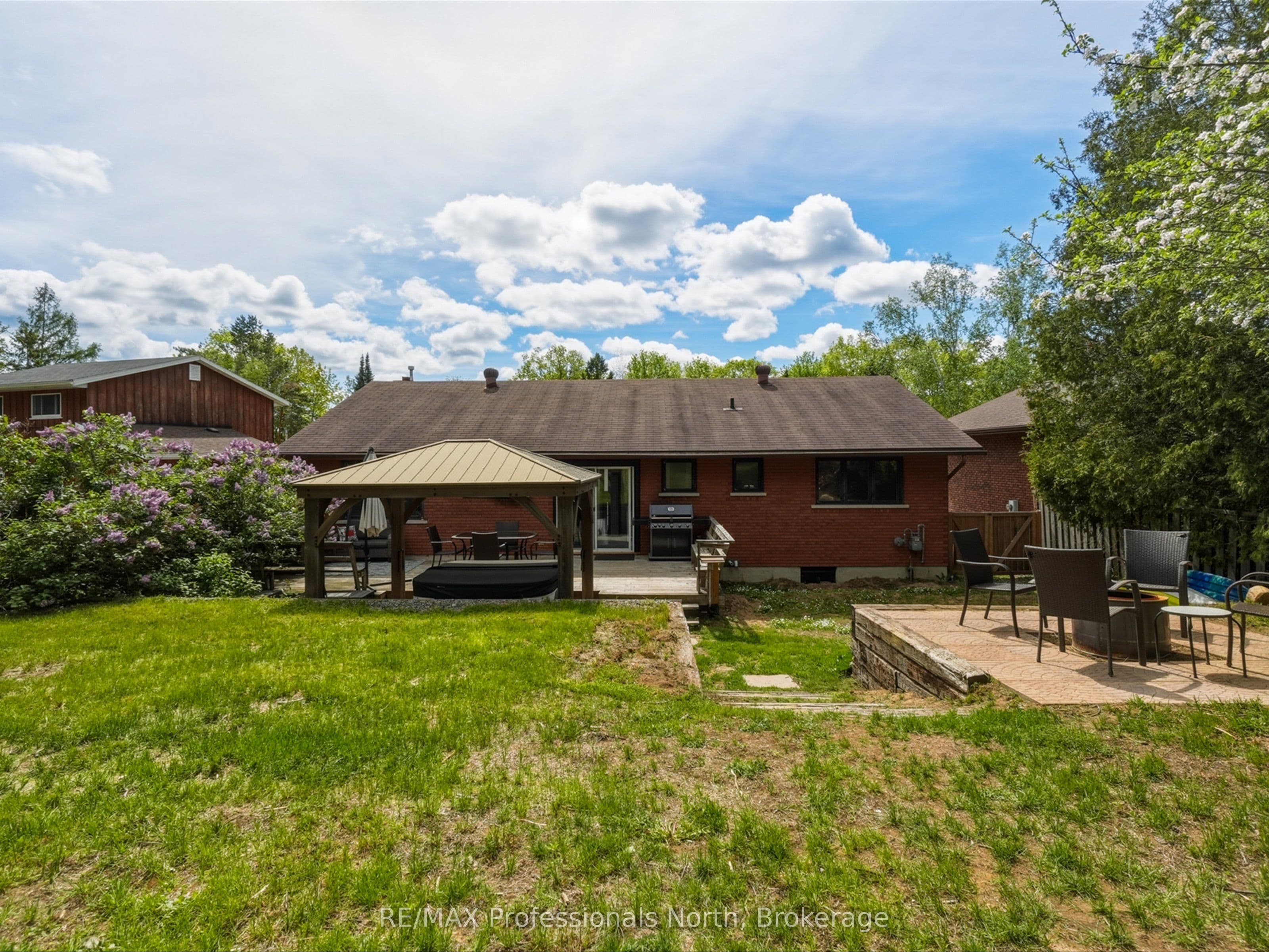240 Oriole Crescent photo 1