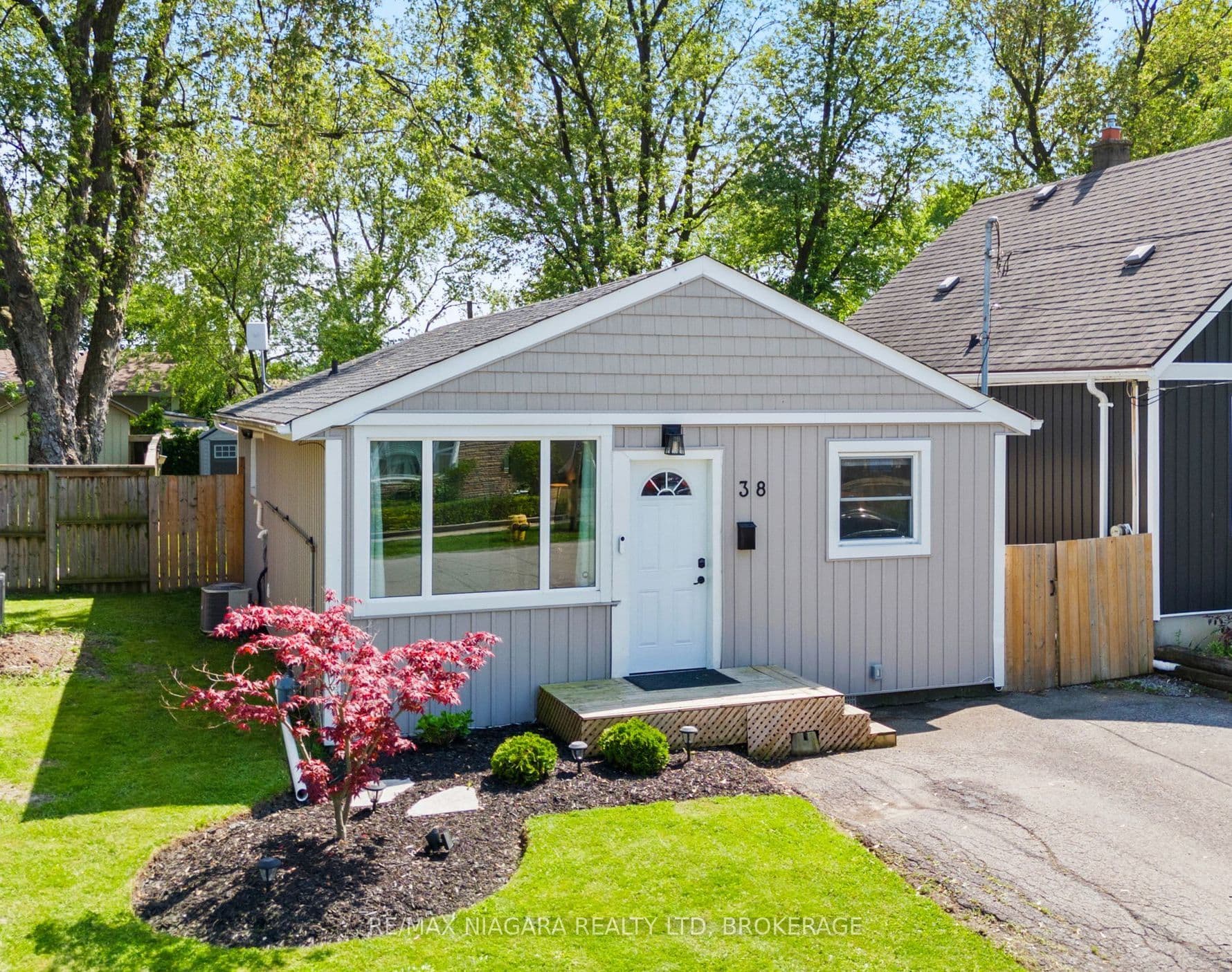 38 ALEXANDRA Boulevard photo 1