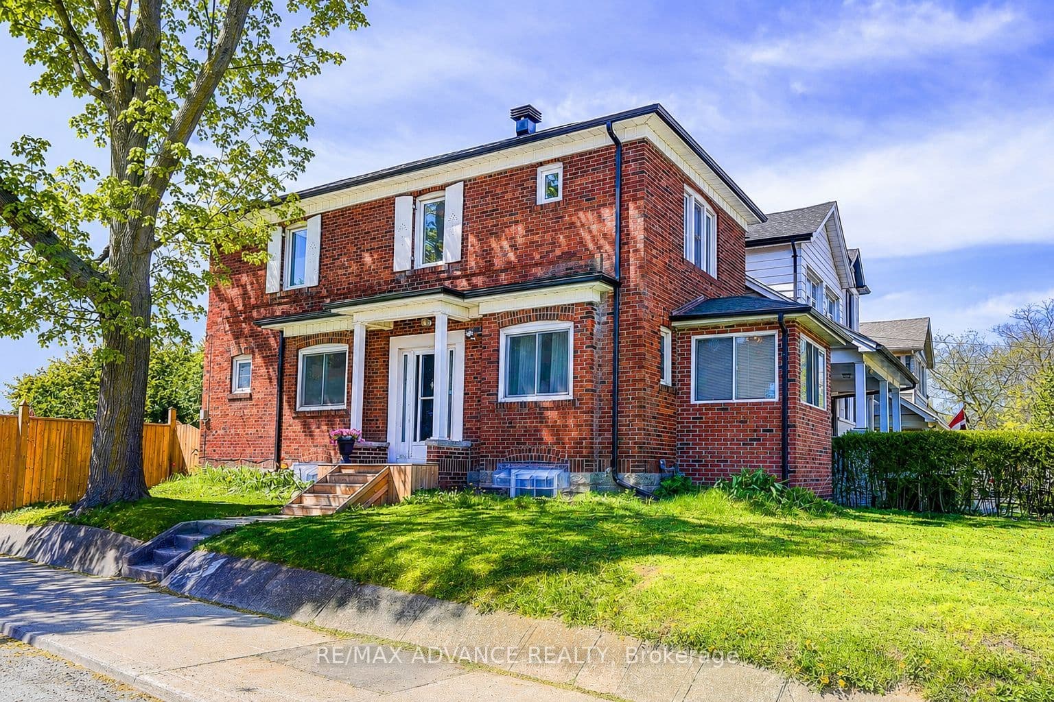 33 Castlefield Avenue photo 1