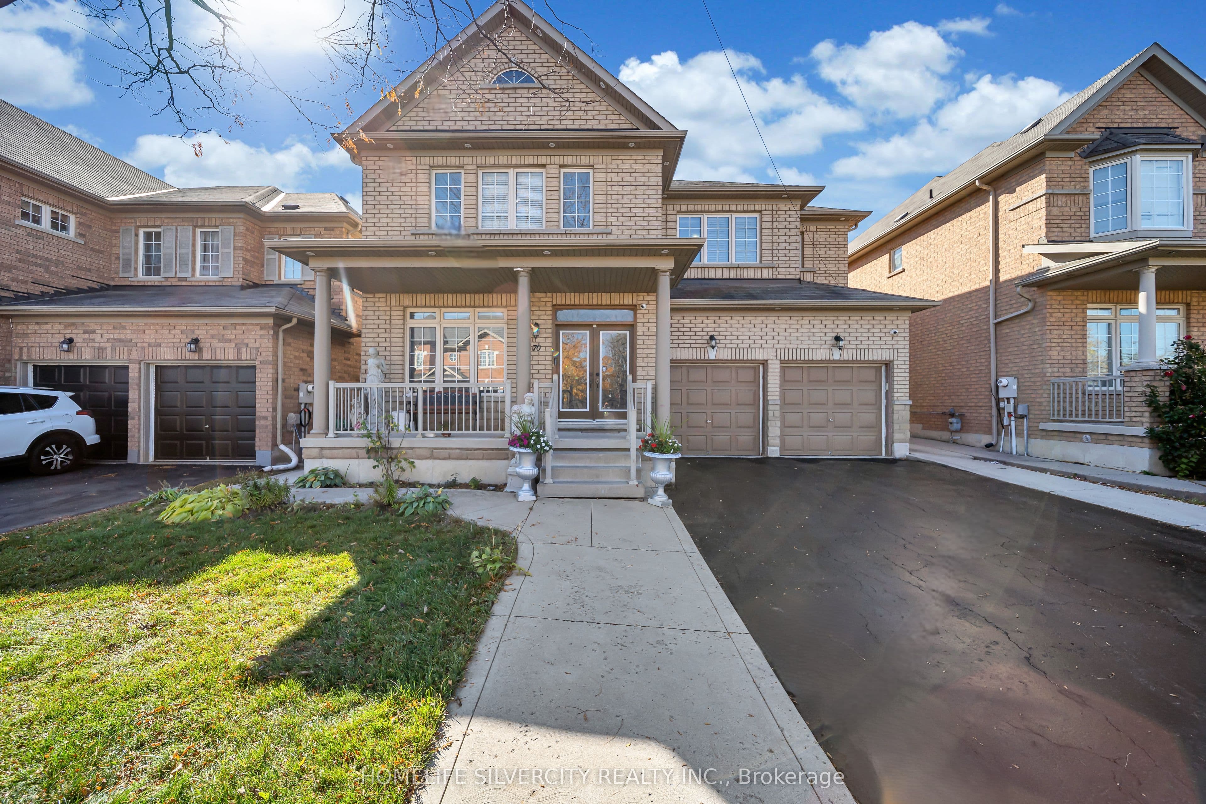 70 Appleaire Crescent photo 1
