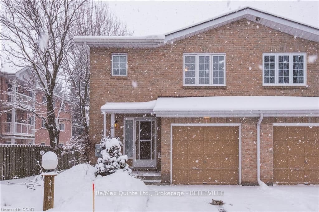 Unit 8 11 JANLYN Crescent photo 1