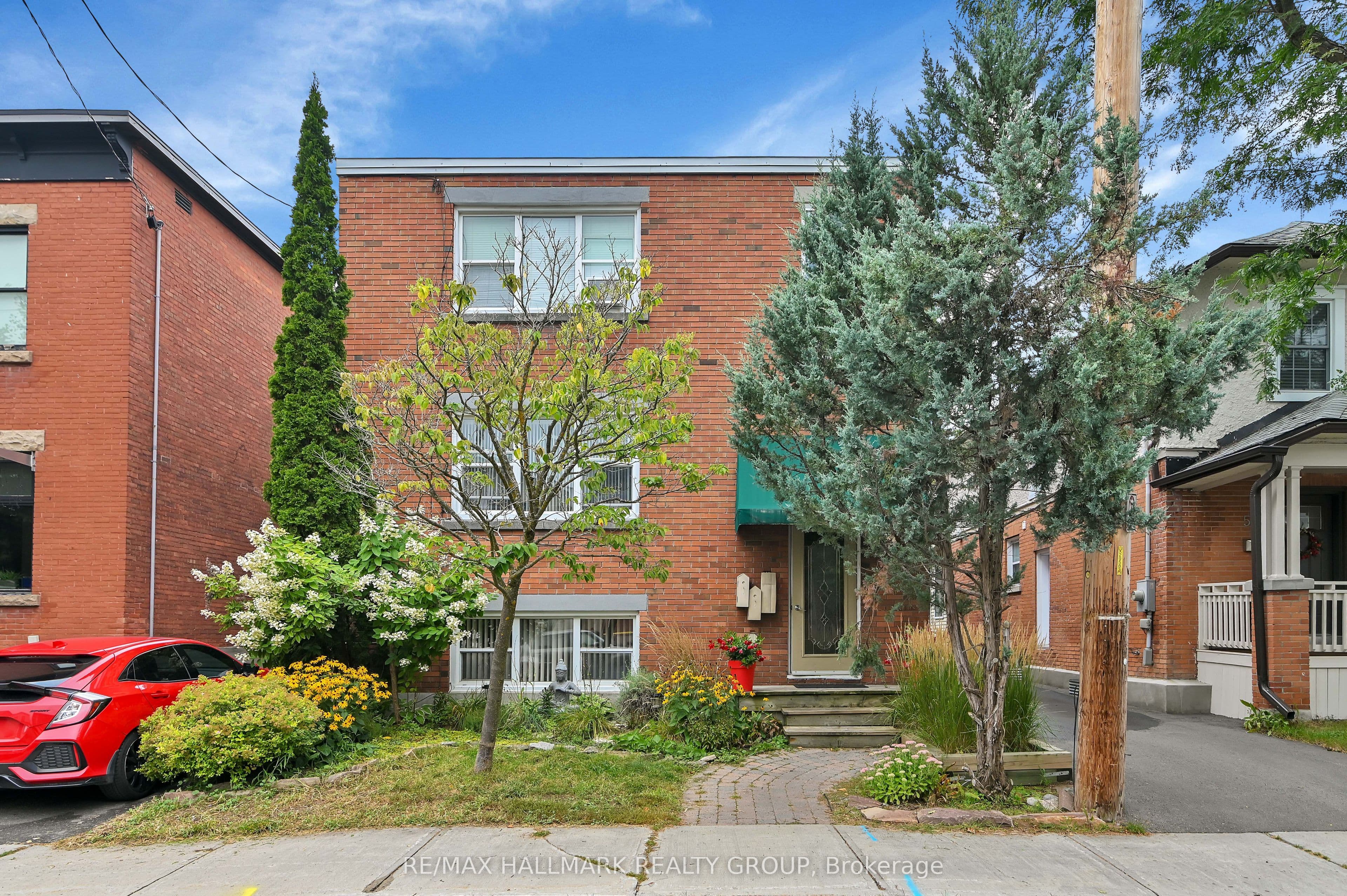 Unit Unit 2 55 Ivy Crescent photo 1