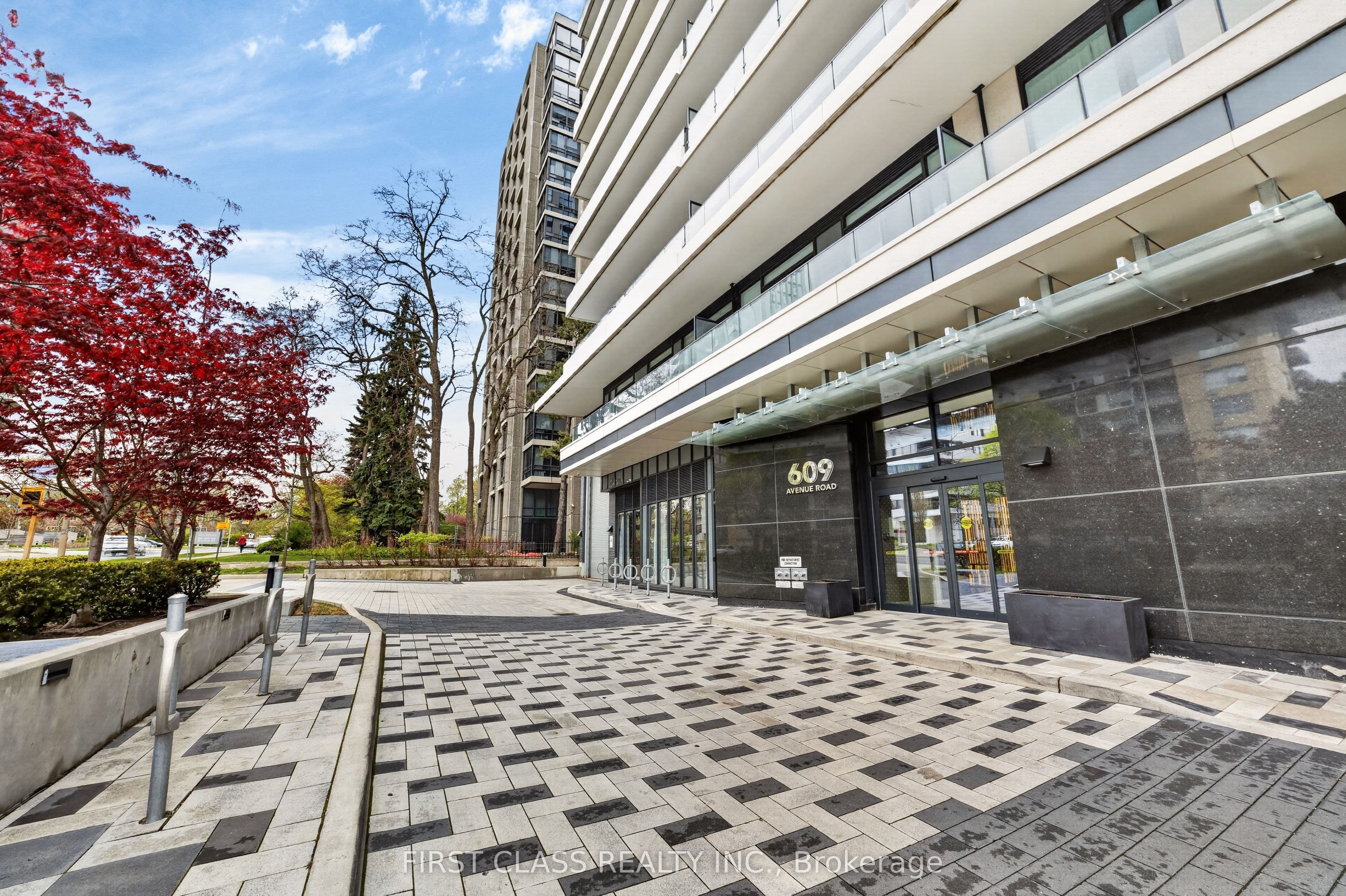 Unit 707 609 Avenue Road photo 1