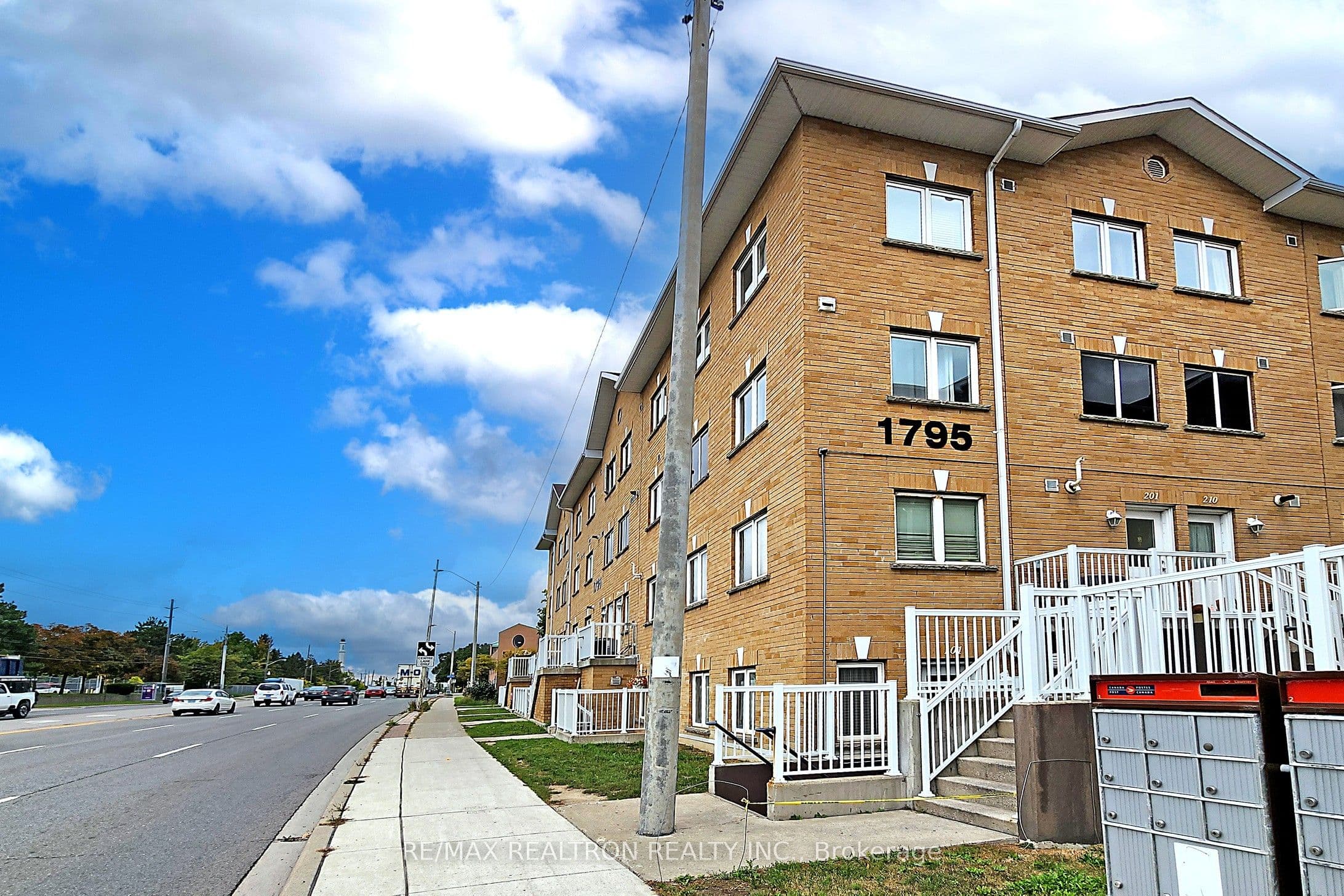Unit 106 1795 Markham Road photo 1