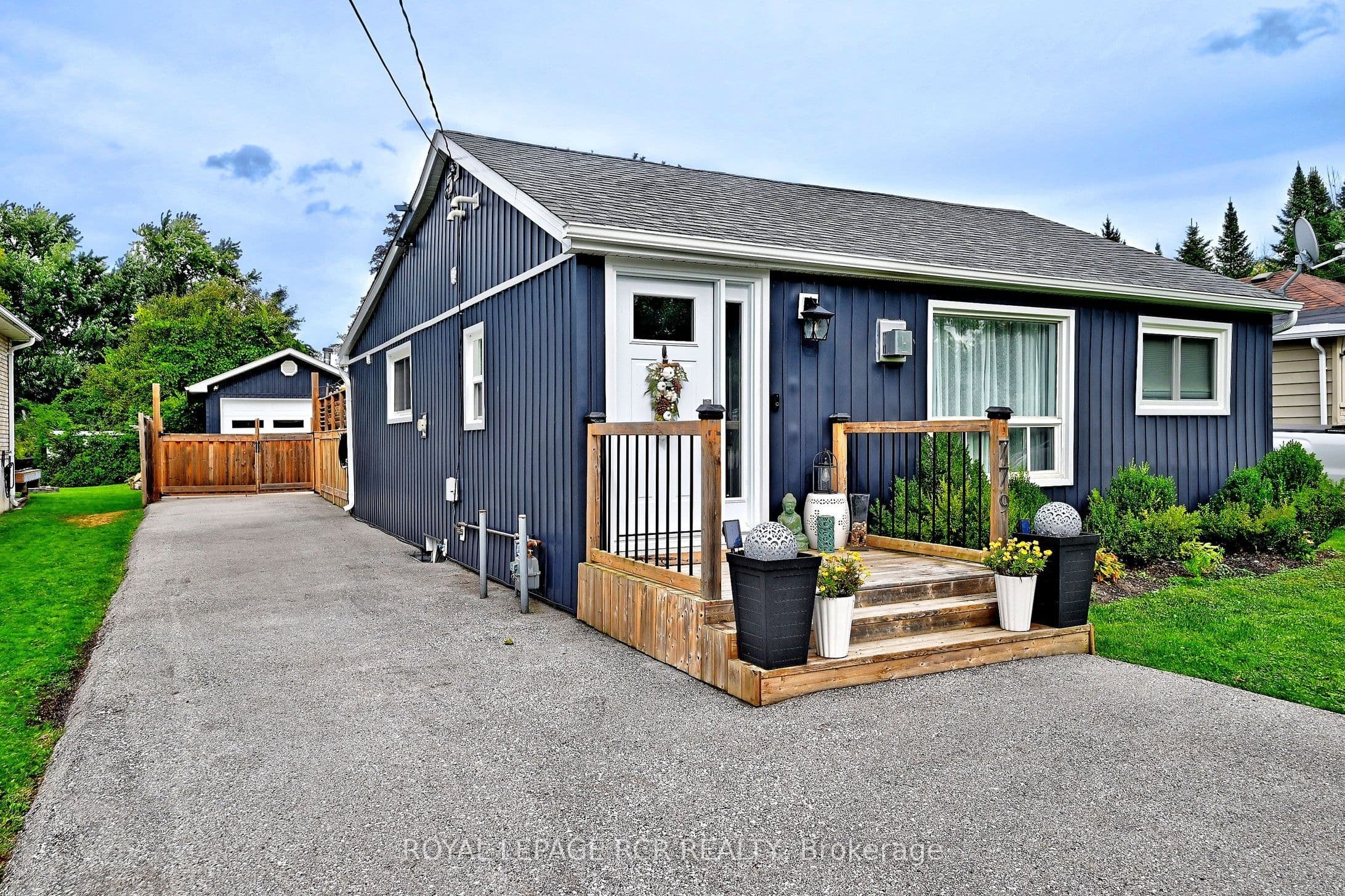 779 Sheppard Avenue photo 1