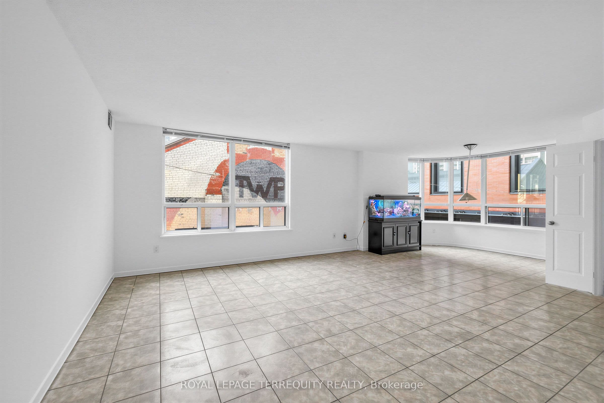Unit 210 25 Maitland Street photo 1