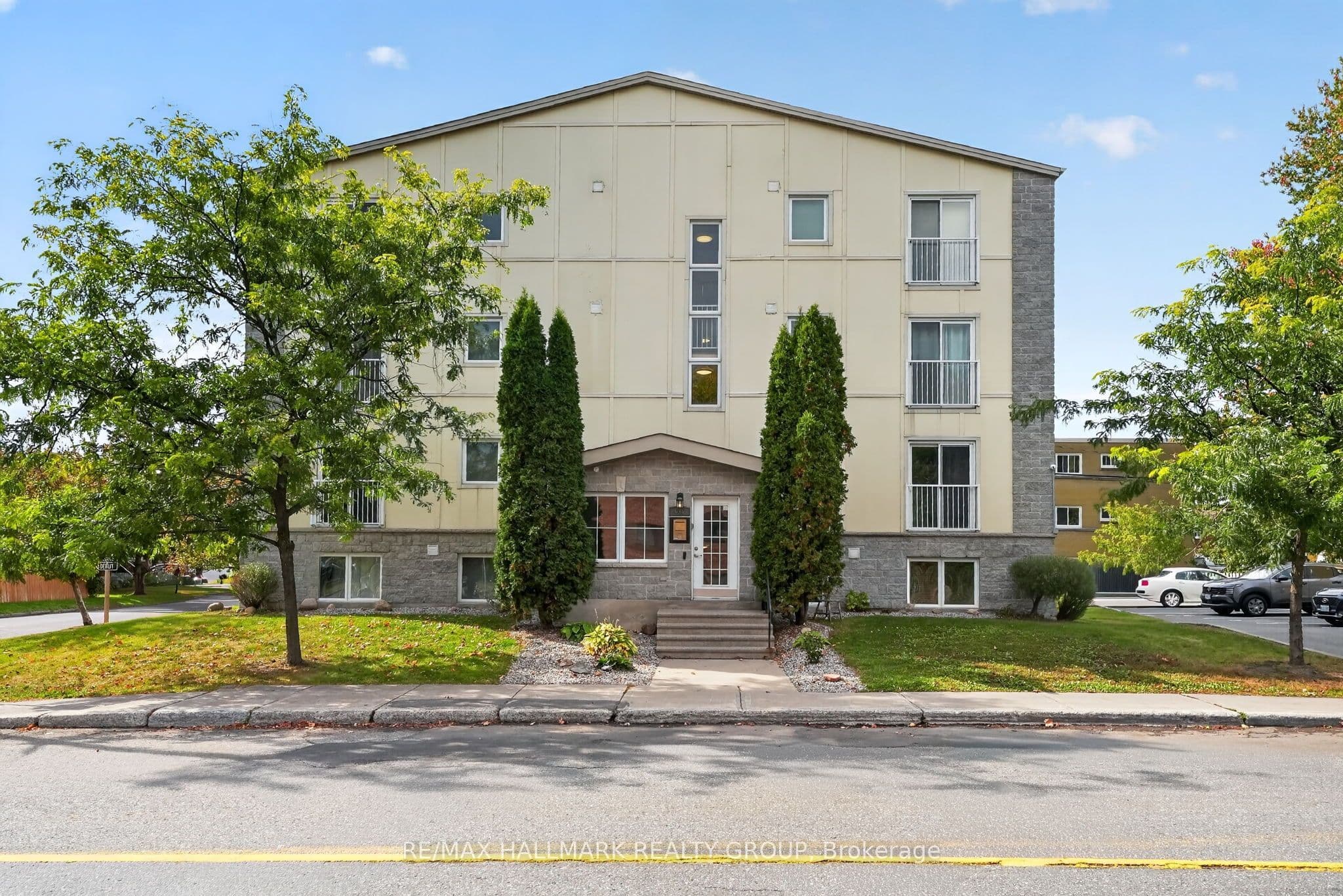 Unit 304 646 Cummings Avenue photo 1