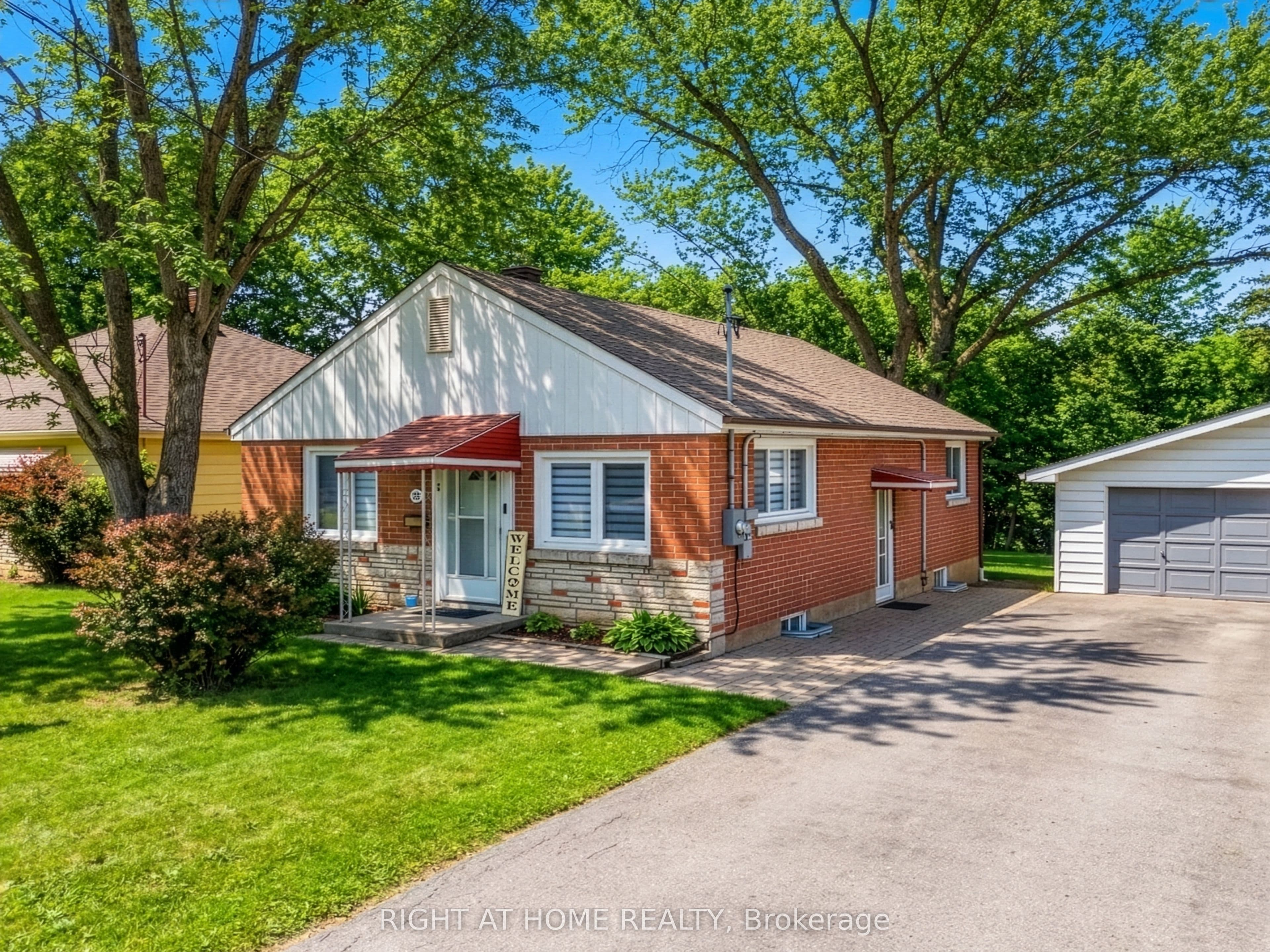 735 Srigley Street photo 1