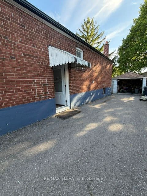 Unit Basement 8 Balaclava Drive photo 1