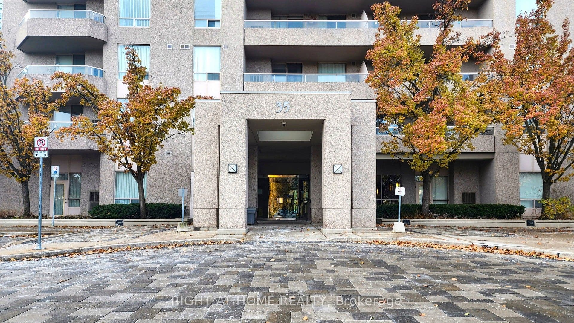 Unit 207 35 Empress Avenue photo 1