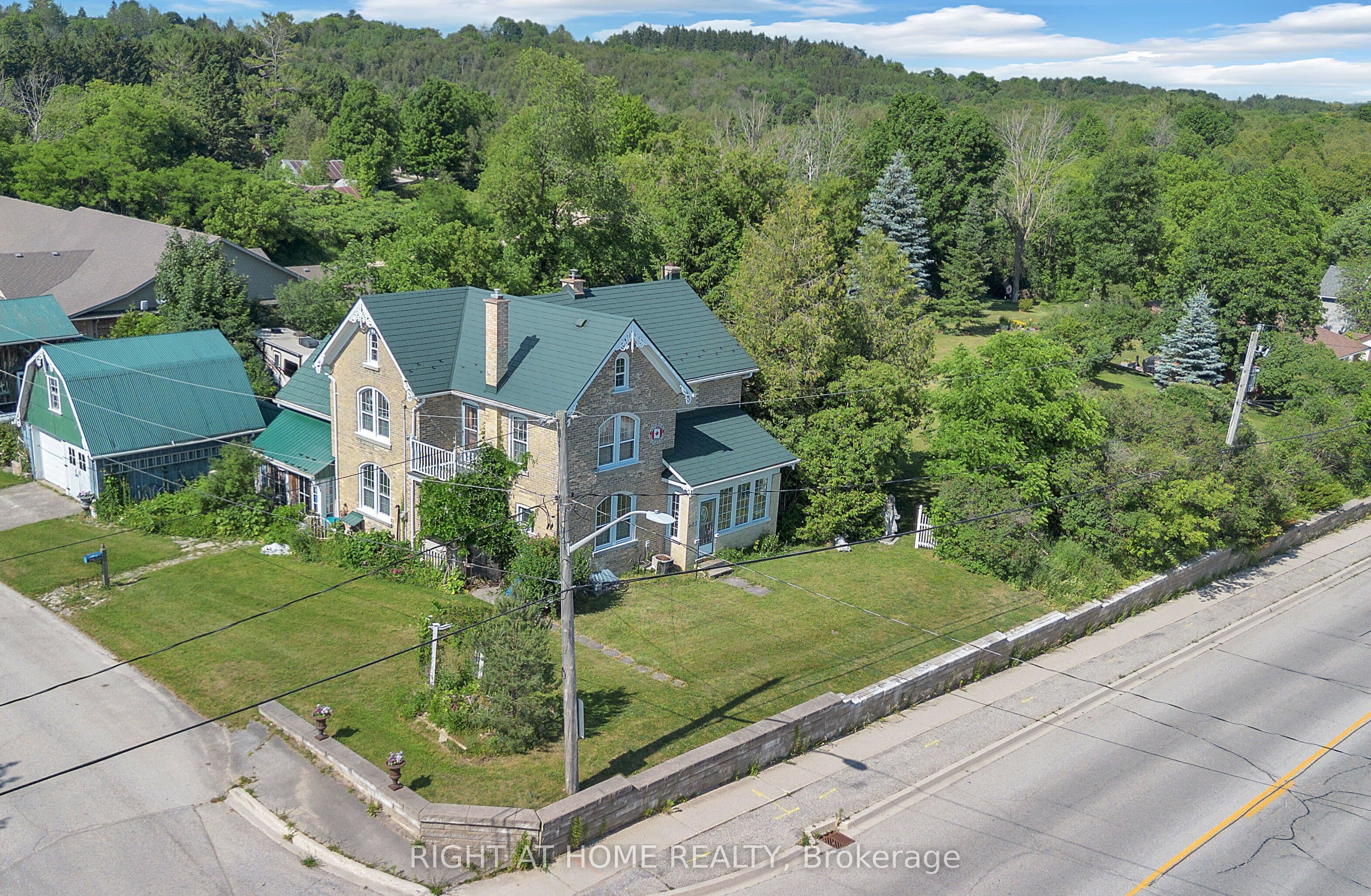 402 Lambton Street photo 1