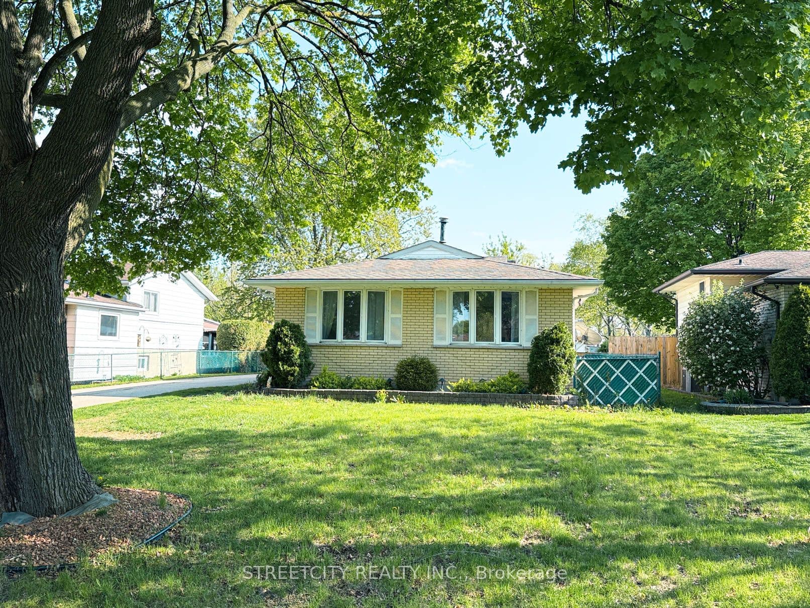 785 Ross Avenue photo 1