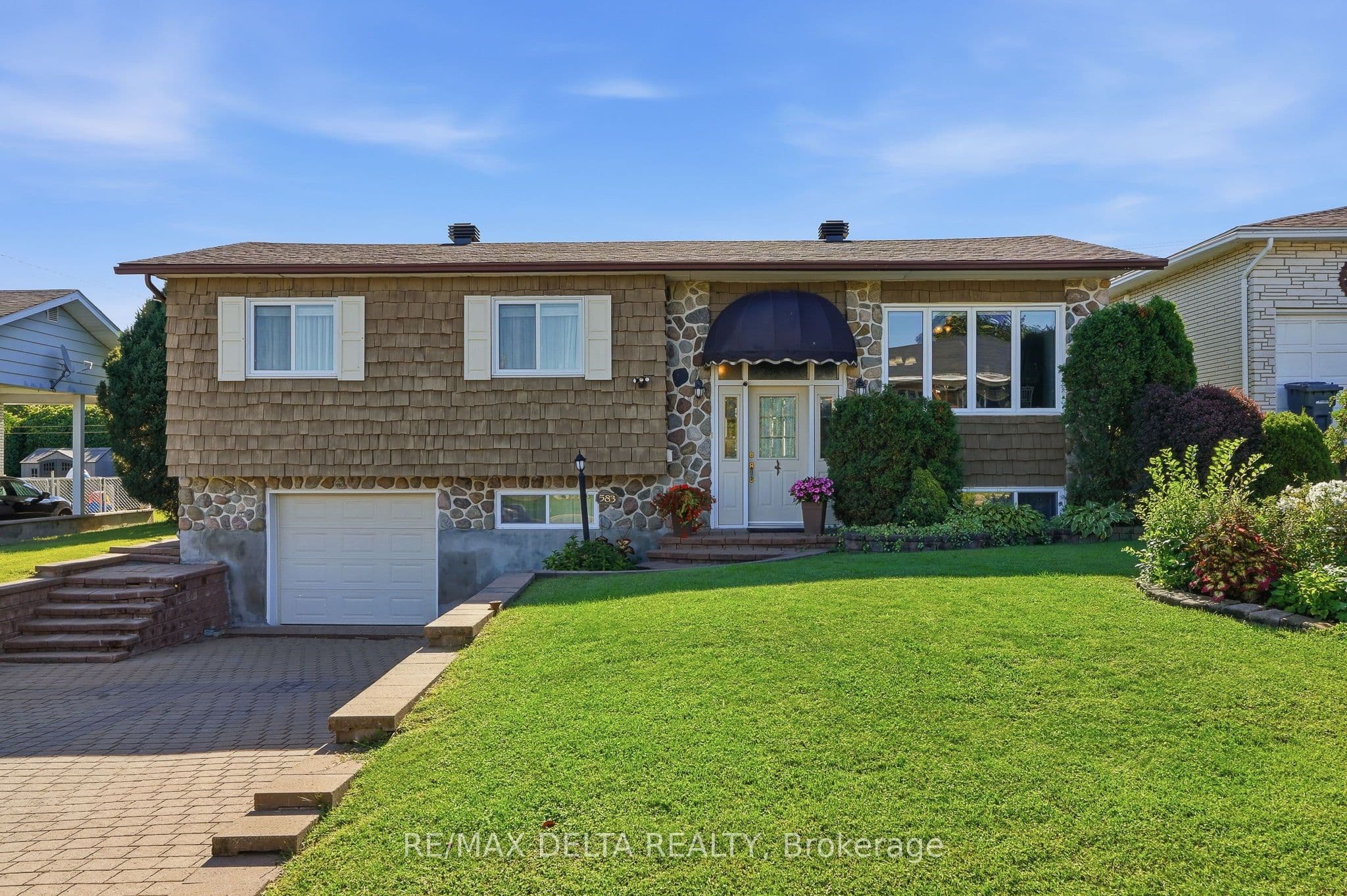 583 Theriault Street photo 1