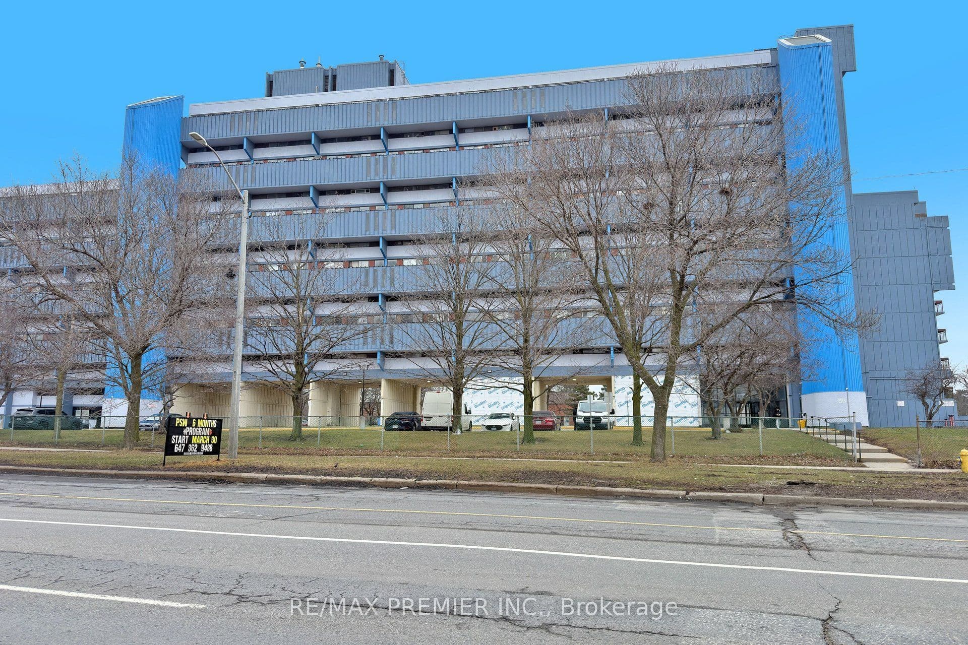 Unit 428 4645 Jane Street photo 1