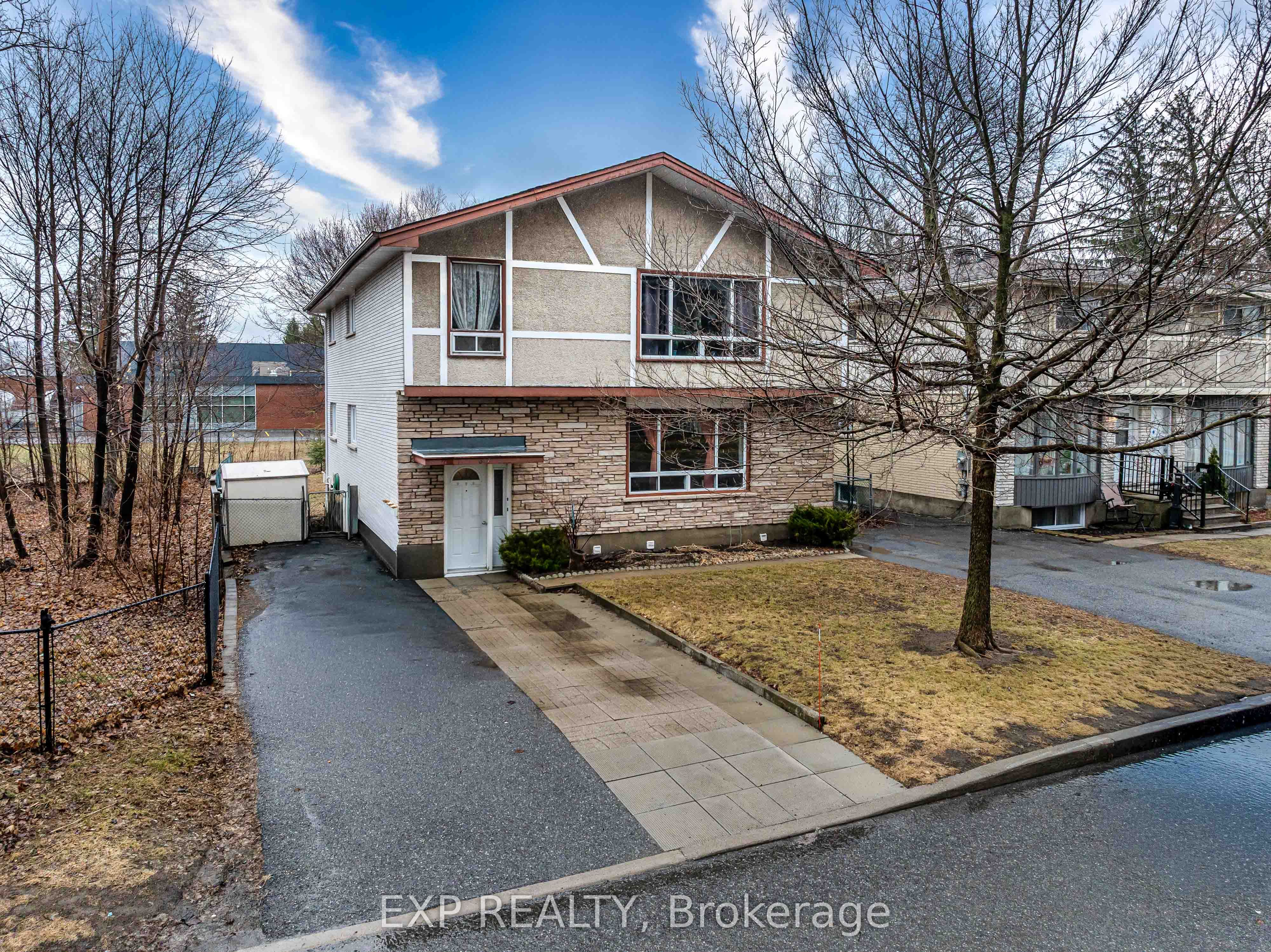 847 Pinewood Crescent photo 1