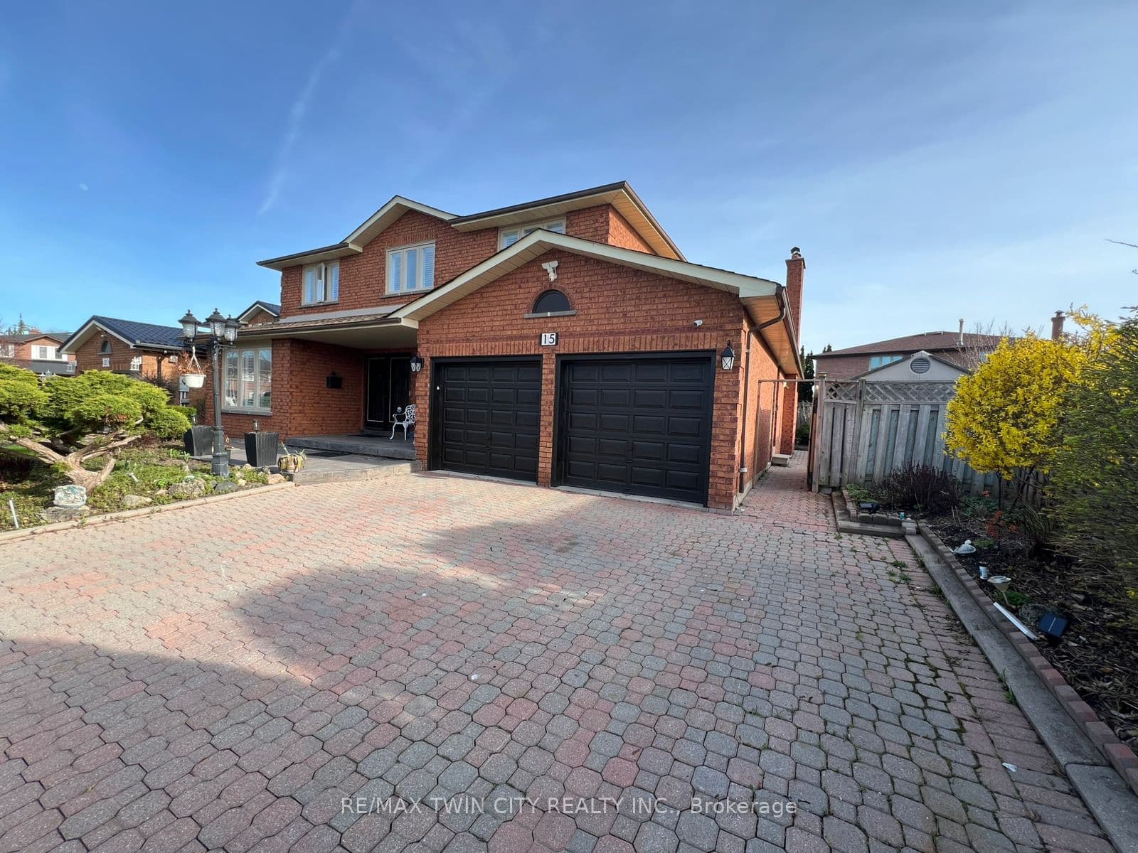 15 Ivory Court photo 1