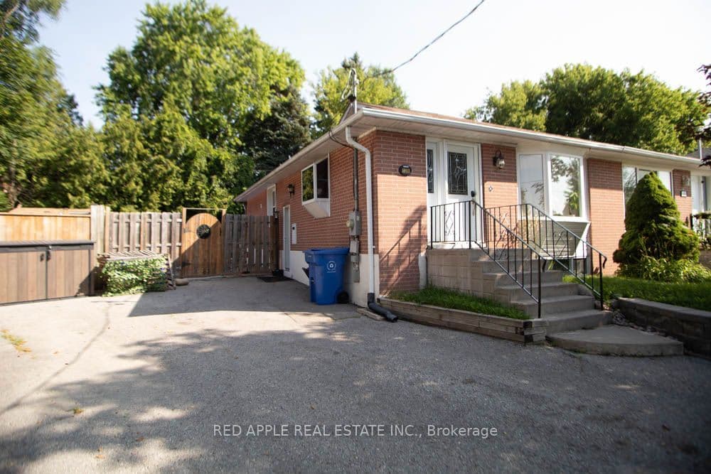 126 LONGFORD Drive photo 1