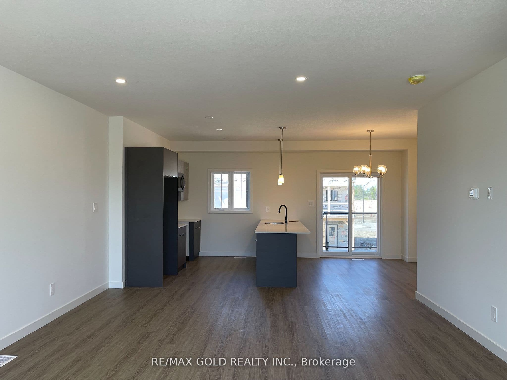 Unit 8 1781 Henrica Avenue photo 1