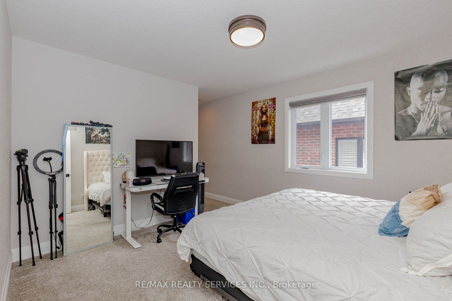 130 Pondcliffe Drive photo 1
