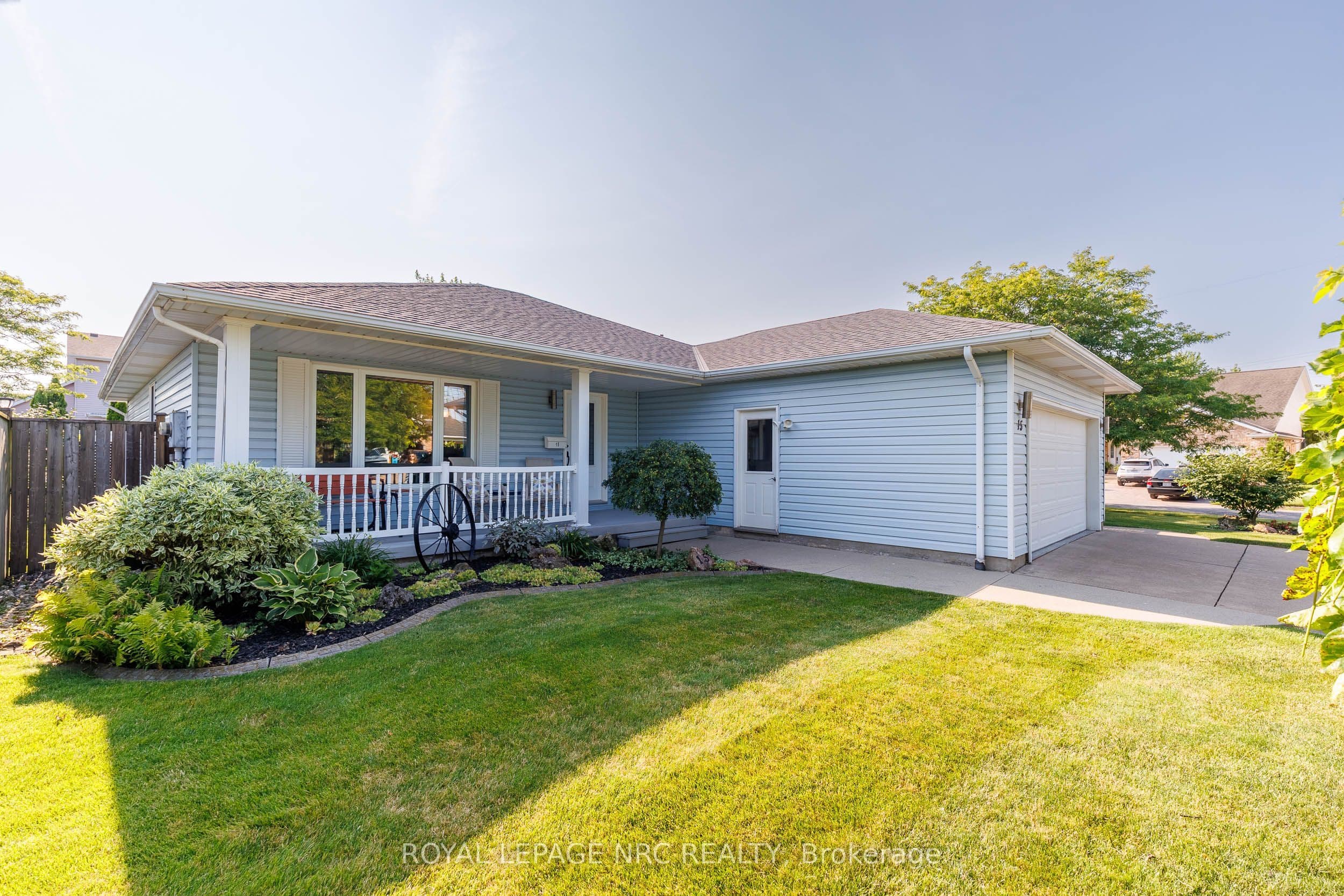 15 Foxhill Crescent photo 1