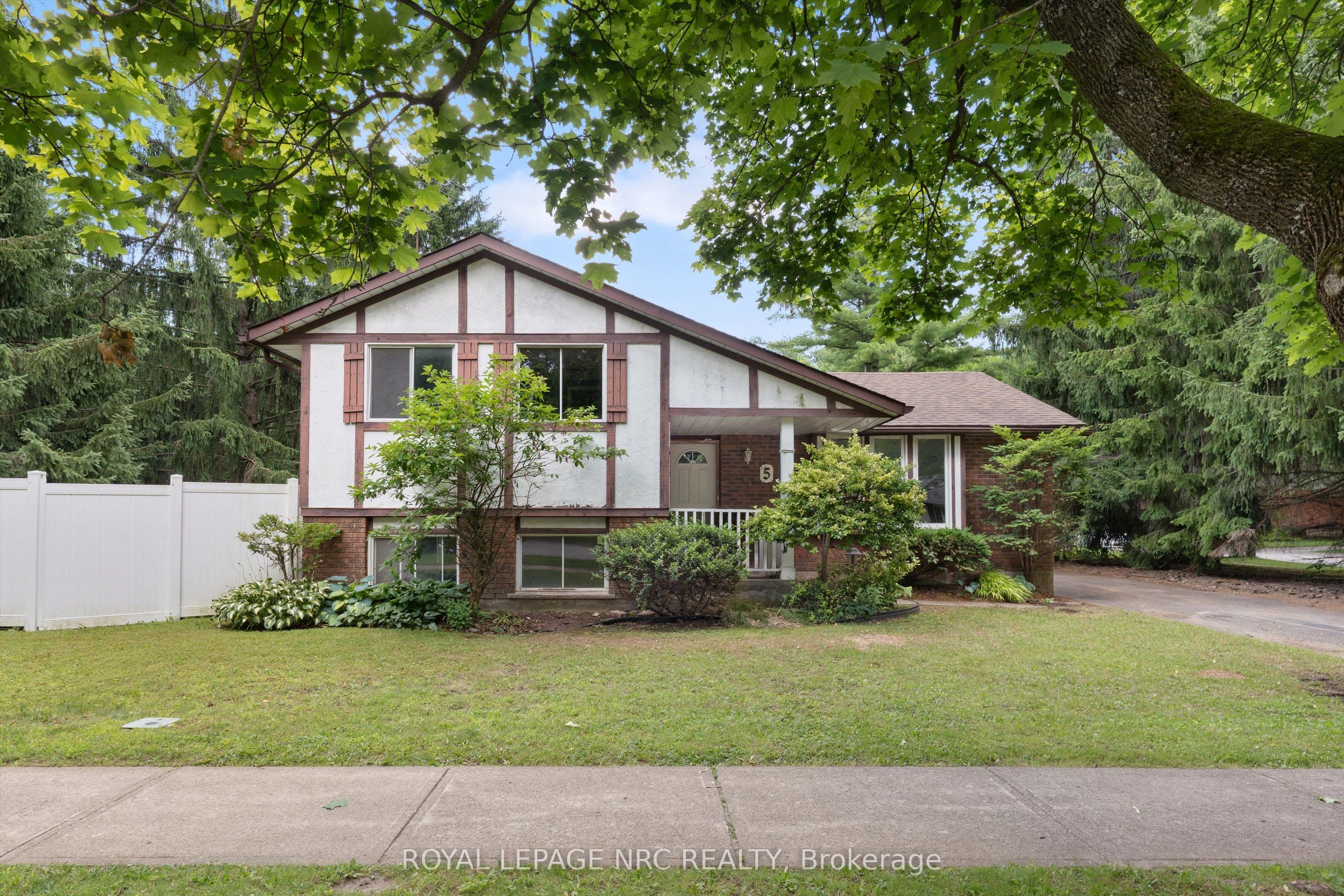 5 Fallingbrook Drive photo 1