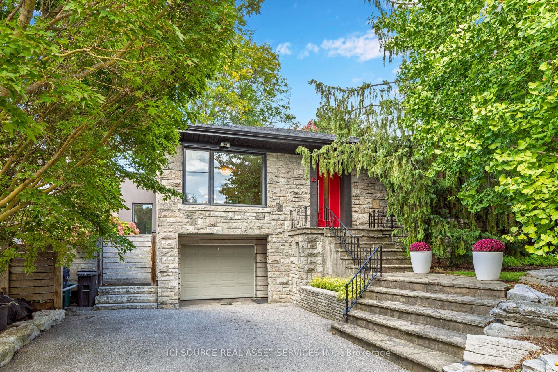 10 Red Oaks Crescent photo 1