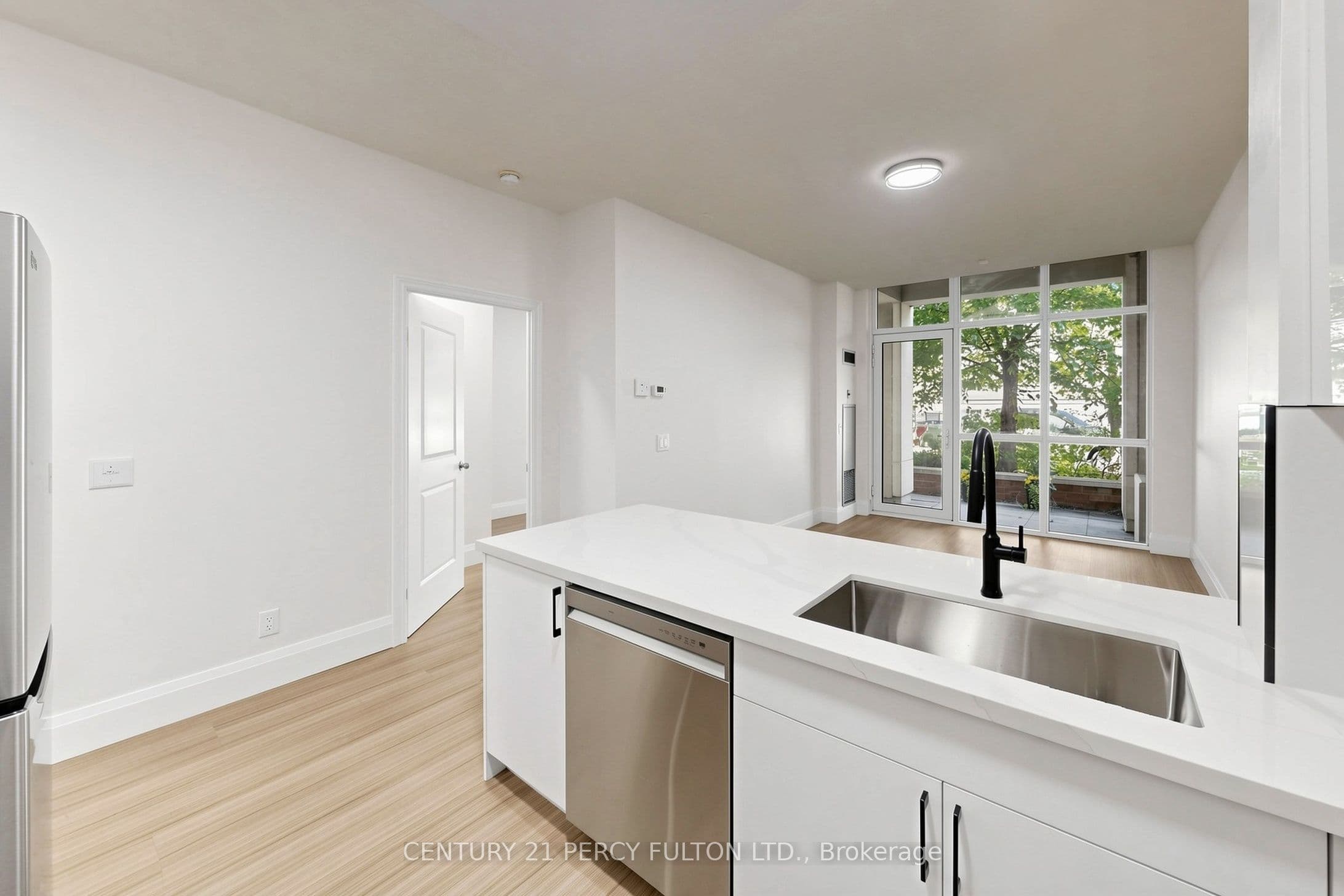 Unit 102 57 Upper Duke Crescent photo 1