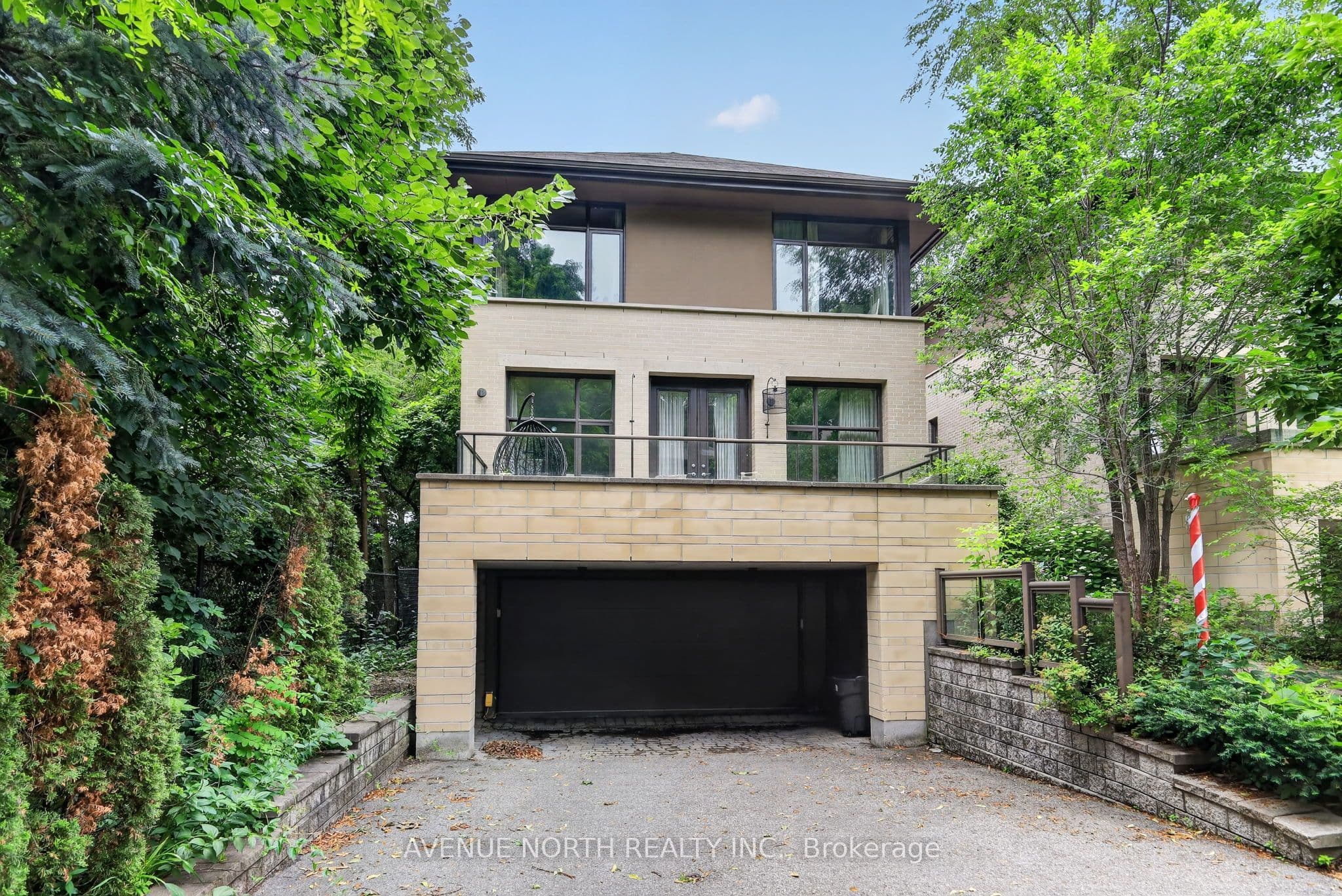 104 Black Maple Private photo 1
