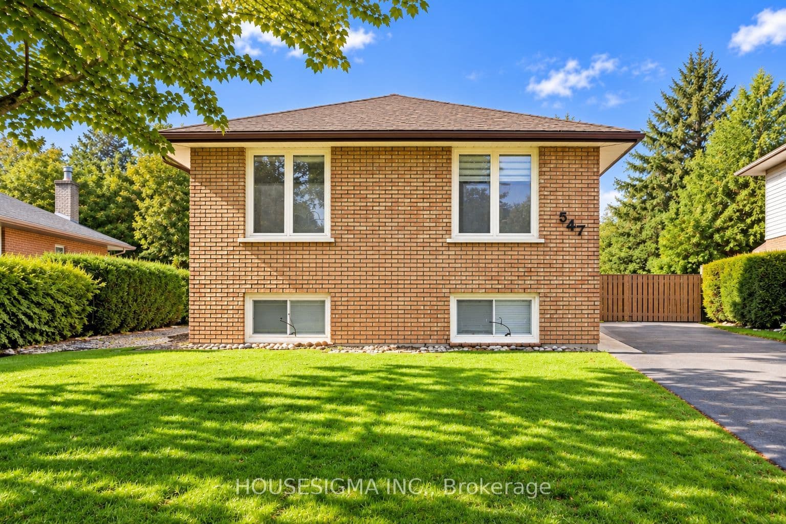 547 Barnes Crescent photo 1