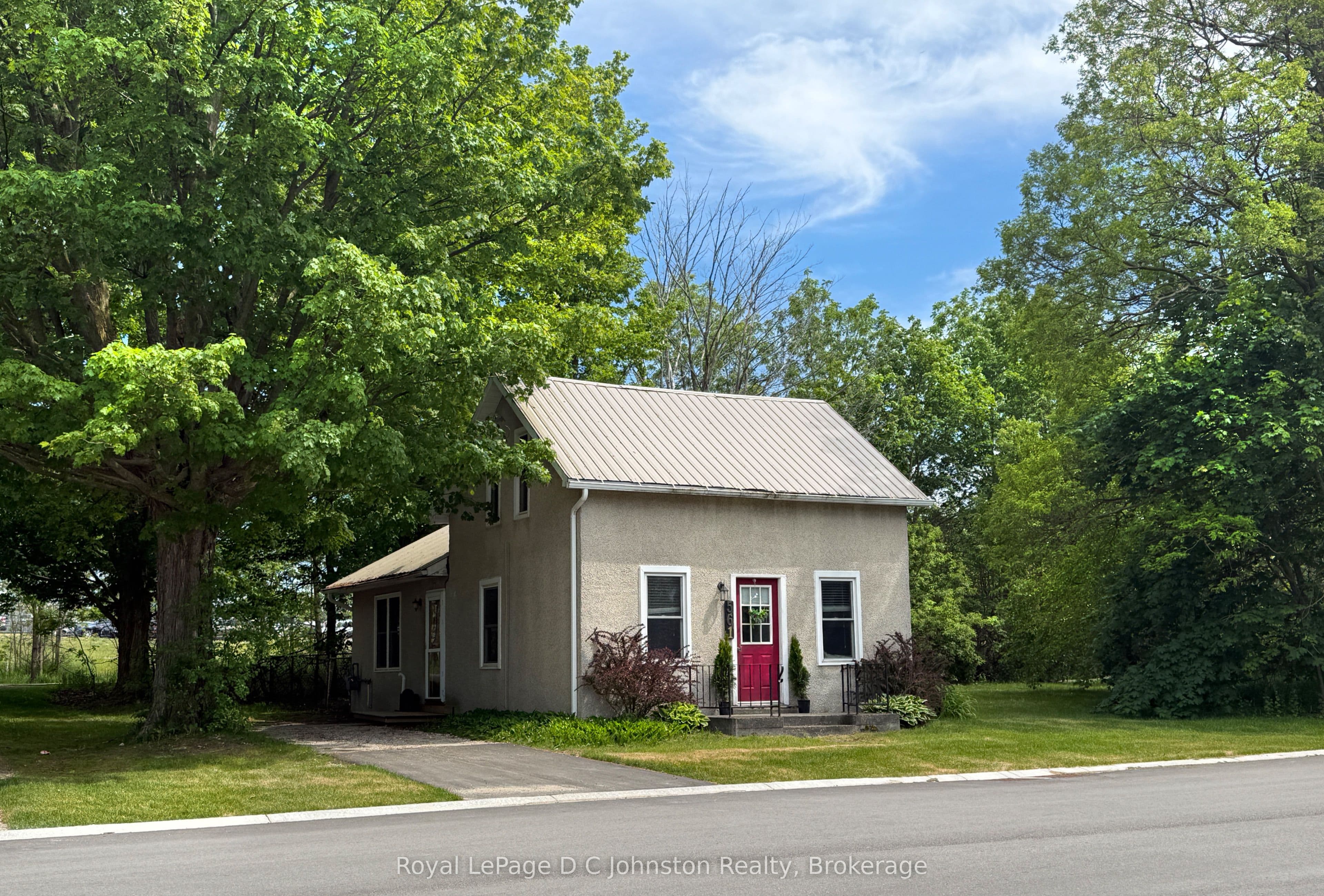 561 Wellington Street photo 1
