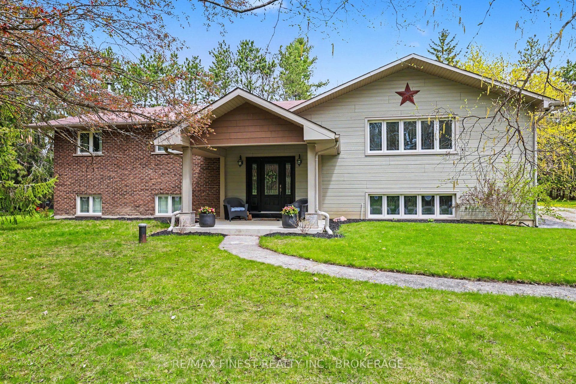 2518 Rideau Ferry Road photo 1