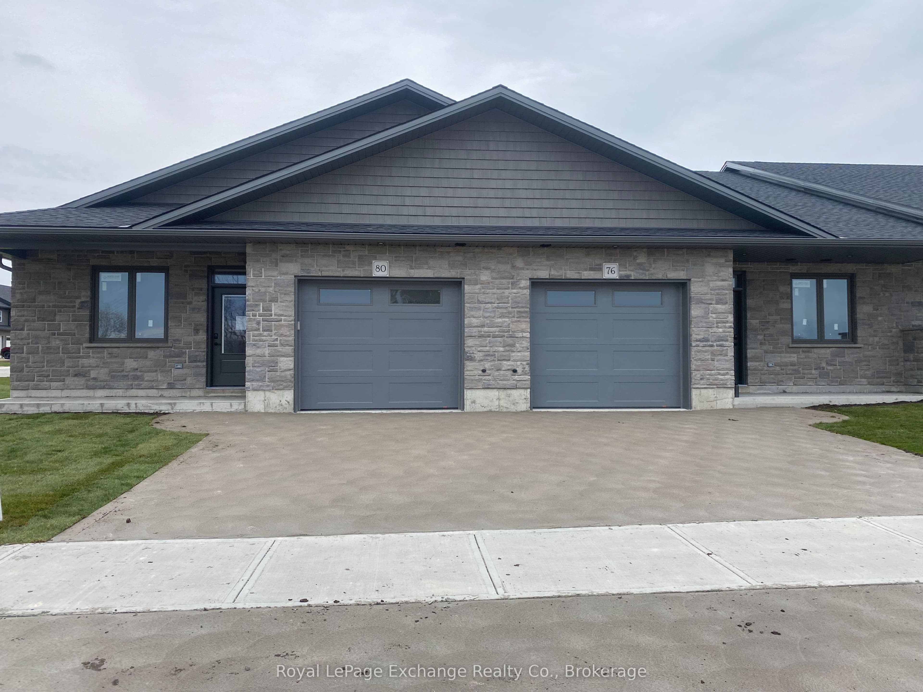 20 Mercedes Crescent photo 1