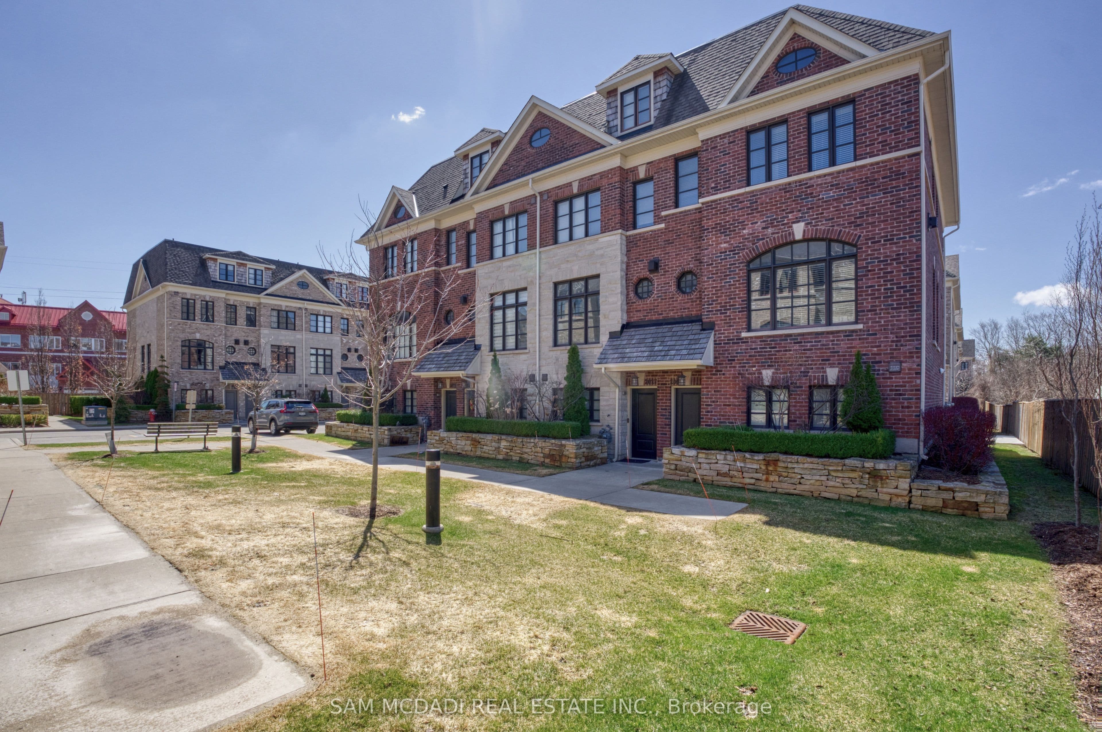 2029 Queensborough Gate photo 1