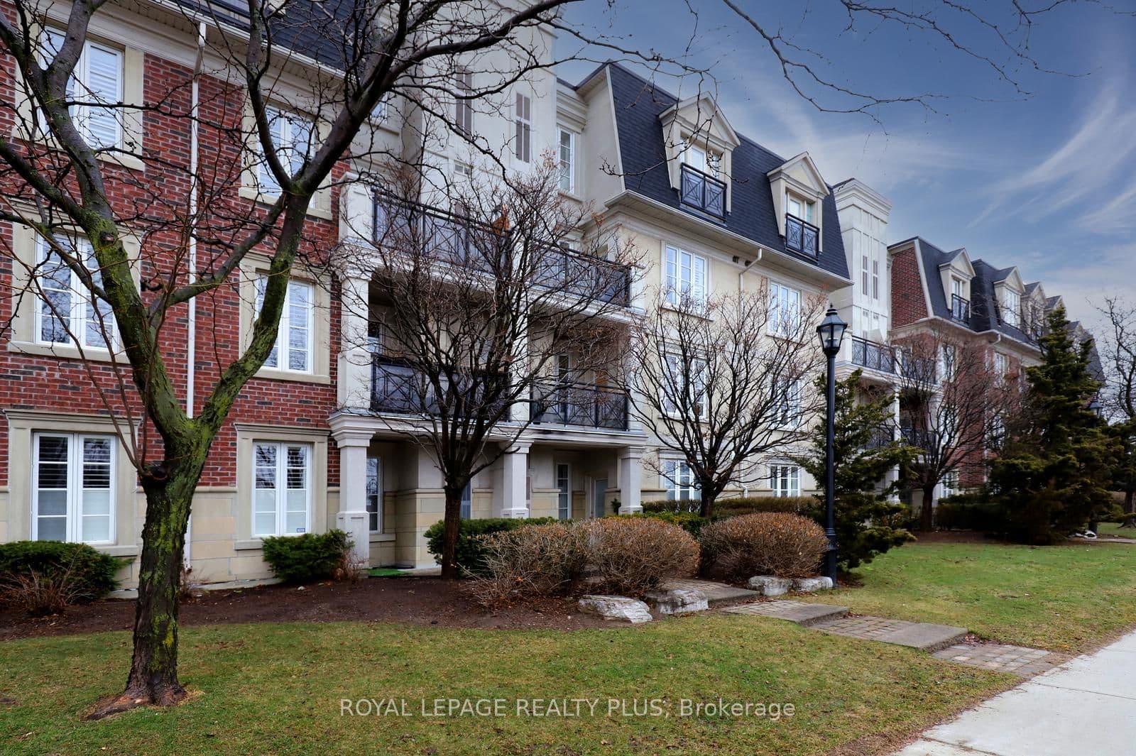 Unit 215 3351 Cawthra Road photo 1