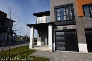 939 West Village Square photo 1