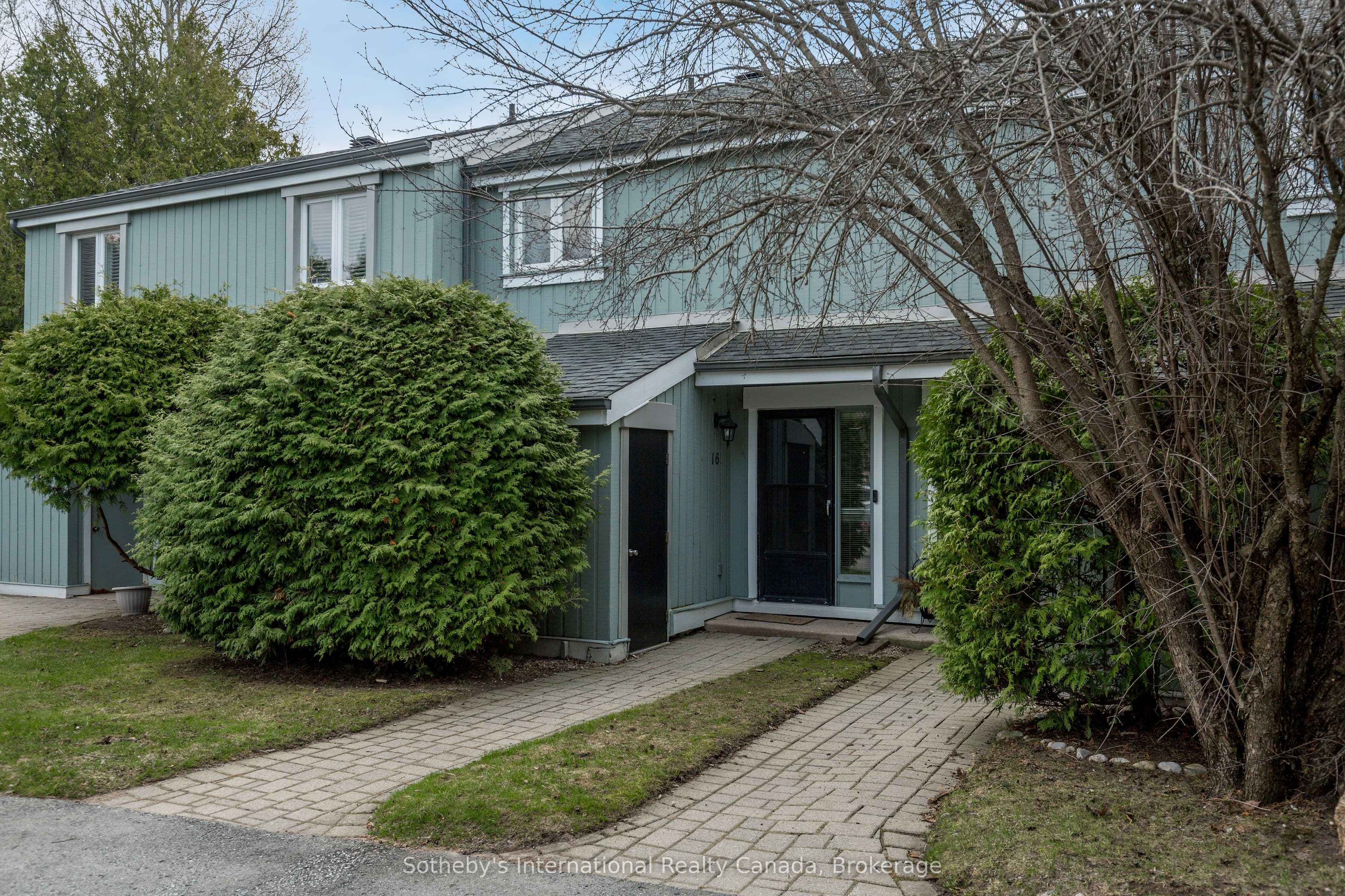 Unit 16 125 Fairway Crescent photo 1