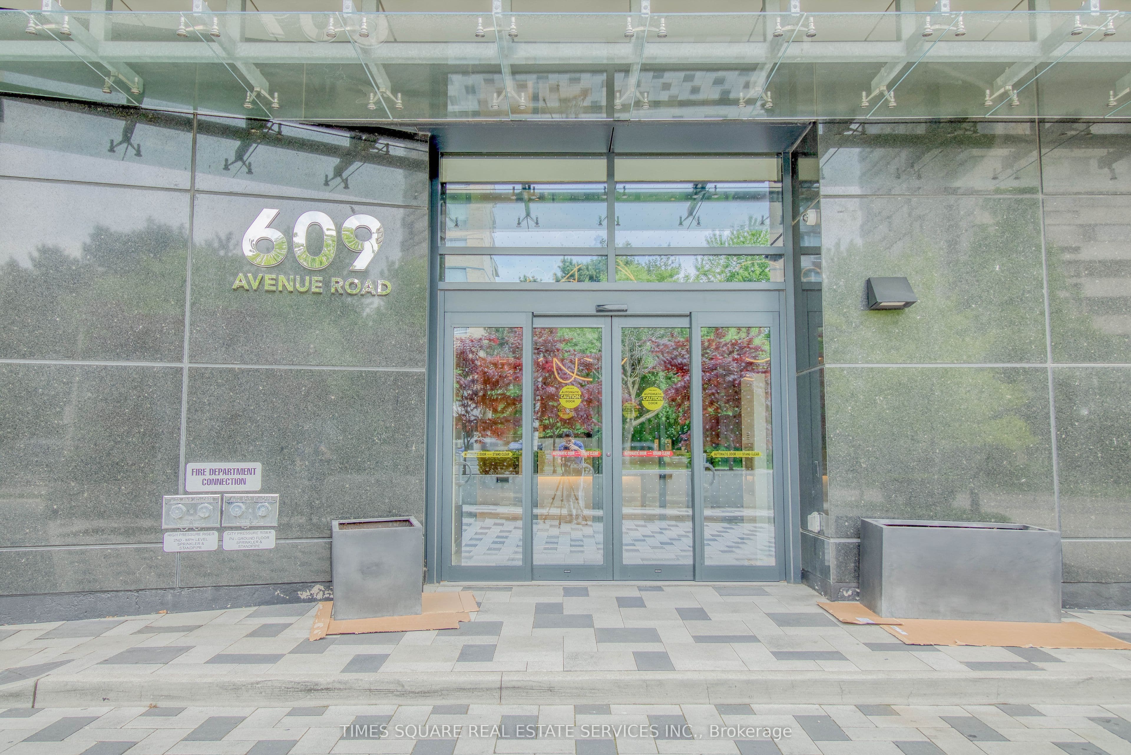 Unit 405 609 Avenue Road photo 1