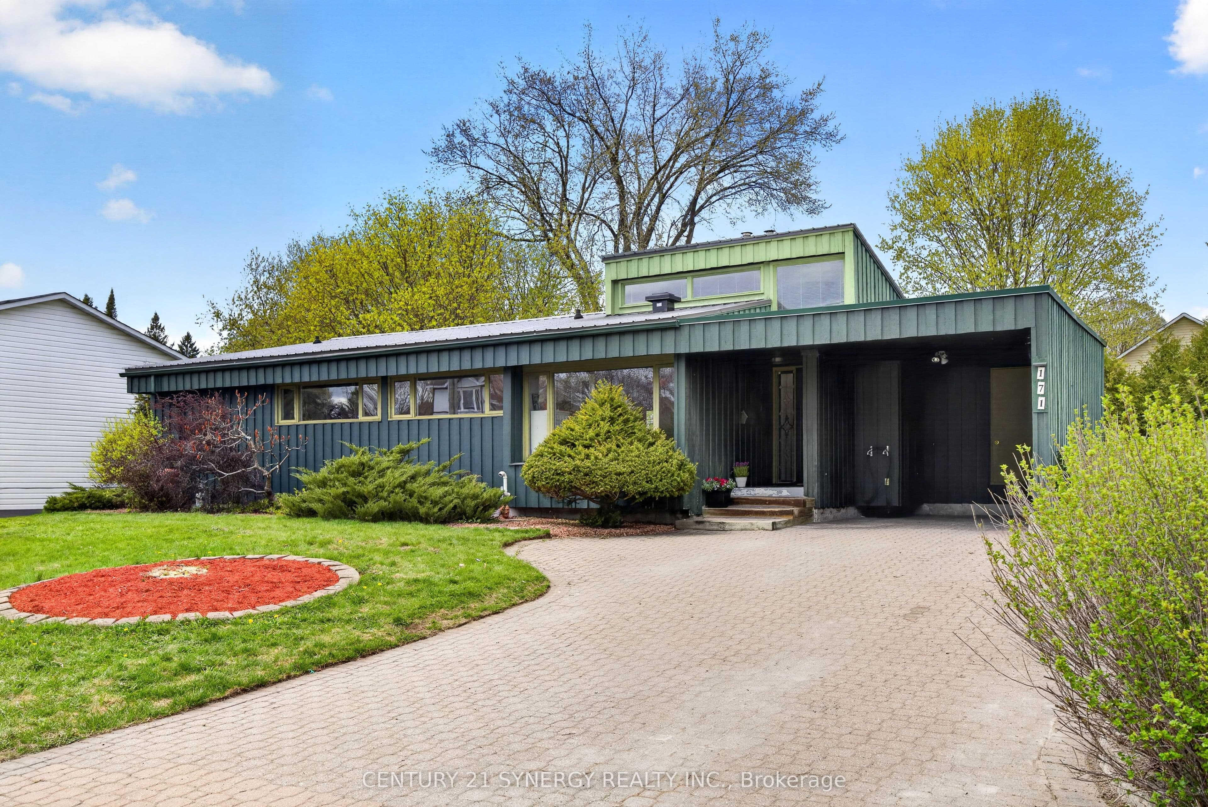 171 Peter Street photo 1